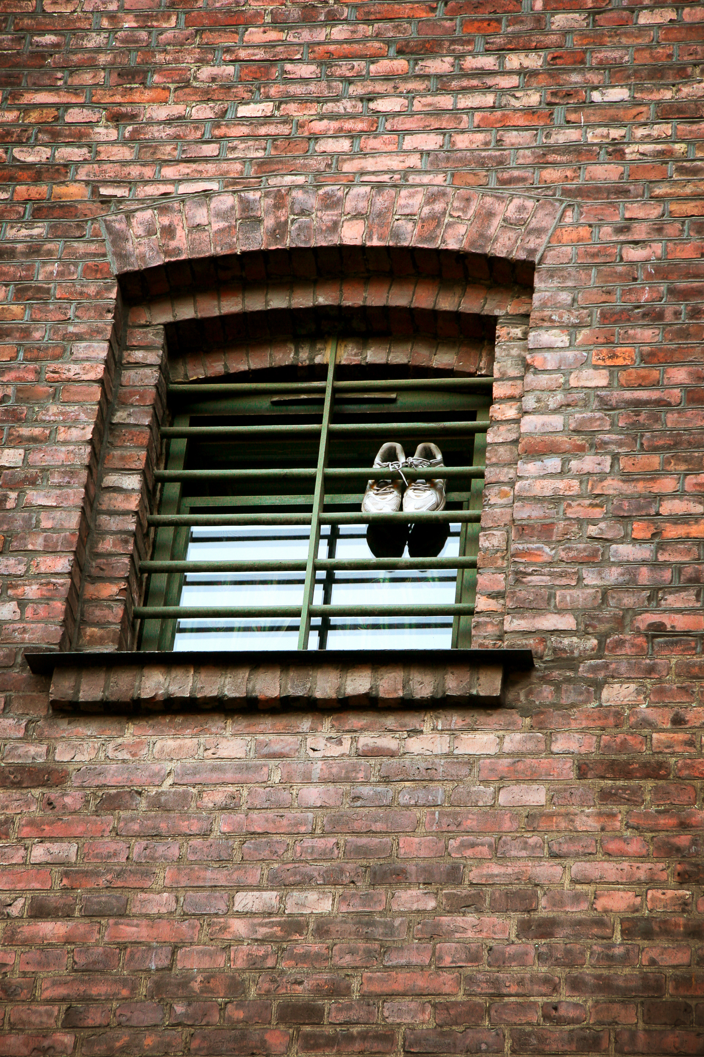 Joggesko til lufting mellom gitteret og et fengselsvindu.