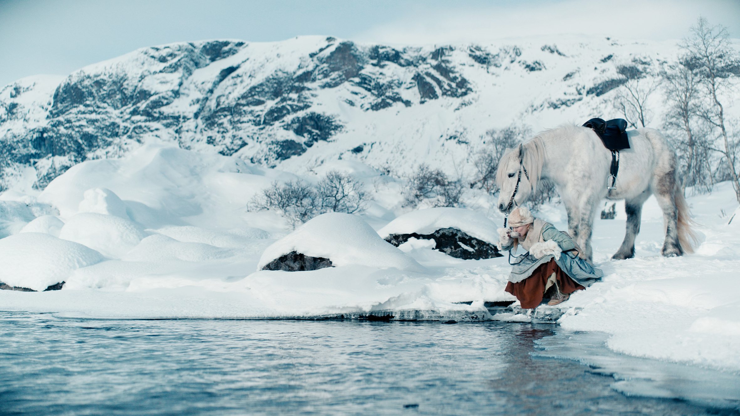 Tre nøtter til Askepott er spilt inn i naturskjønne omgivelser, blant annet i Lillehammer og i Jotunheimen. Her er et stills fra filmen i snøkledd vinterland ved vann.