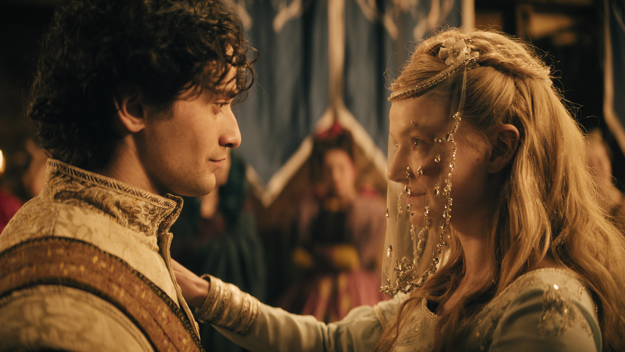 Bilde av Askepott og prinsen som ser på hverandre. Stills fra filmen.