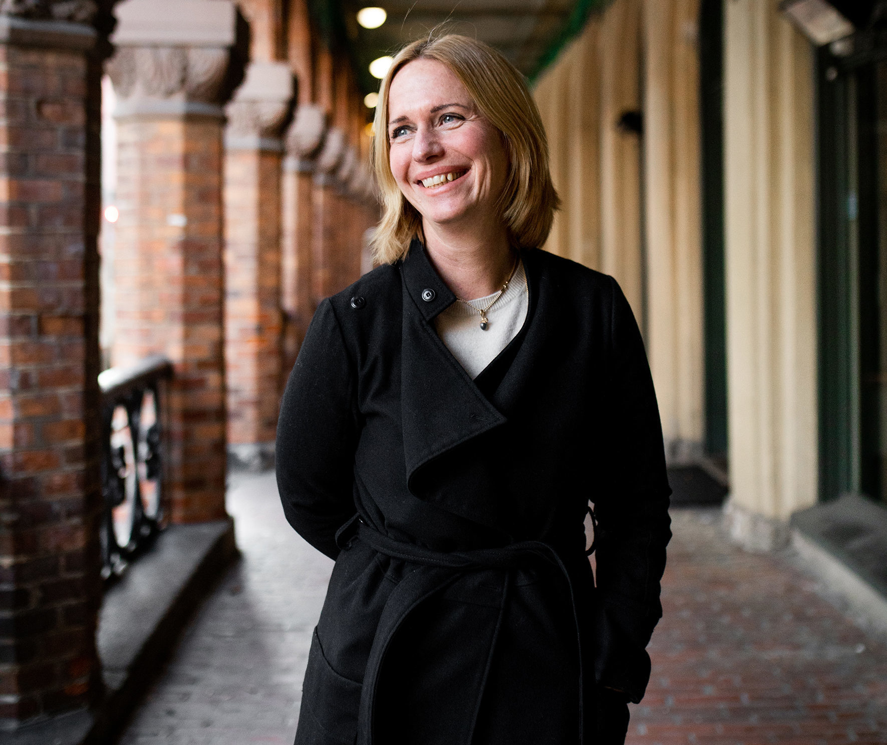 Barneombudet står ute ved Kirkeristen i Oslo og ser mot siden