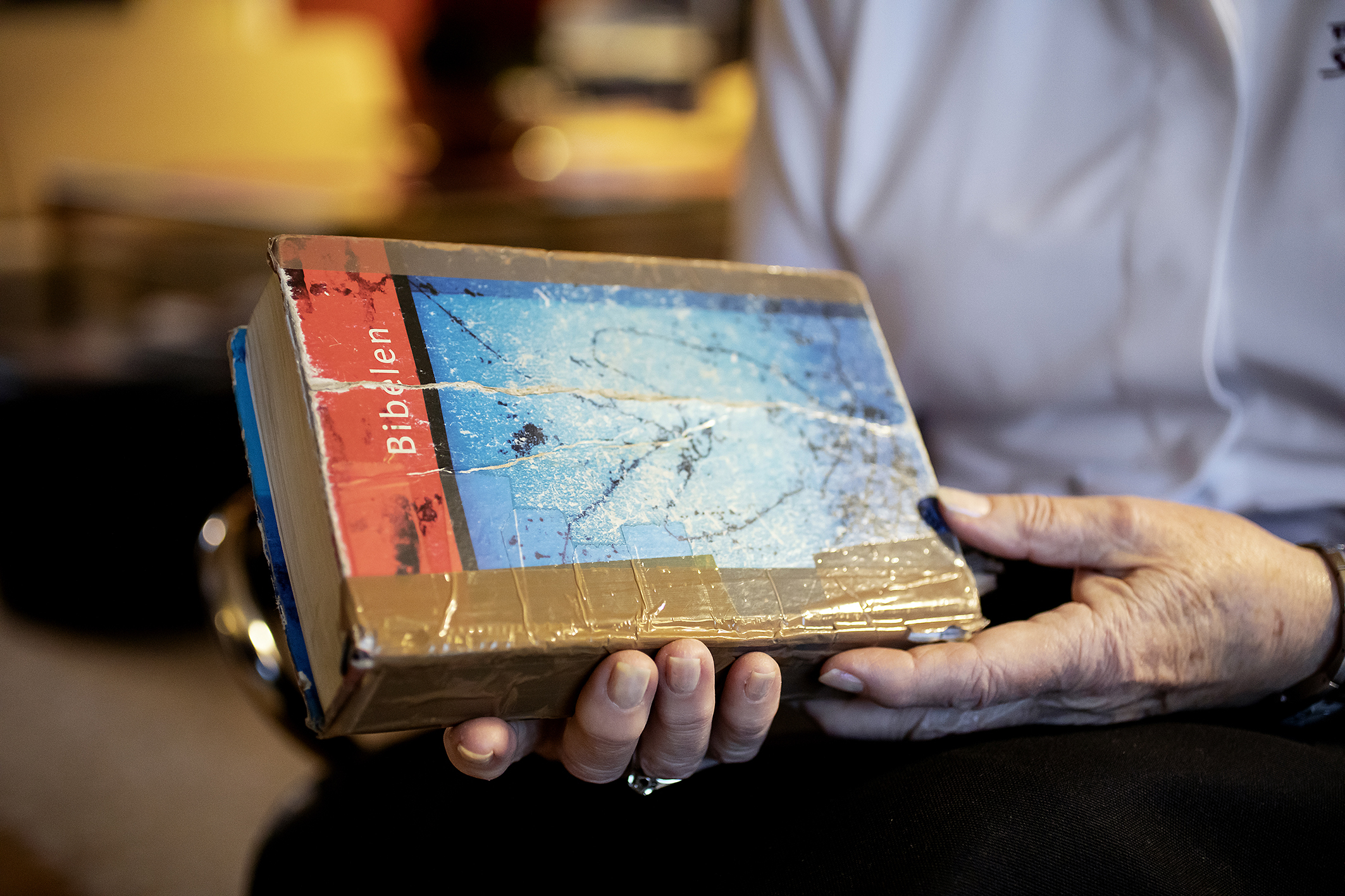 en godt brykt Bibel, som er teipet i ryggen og på kantene