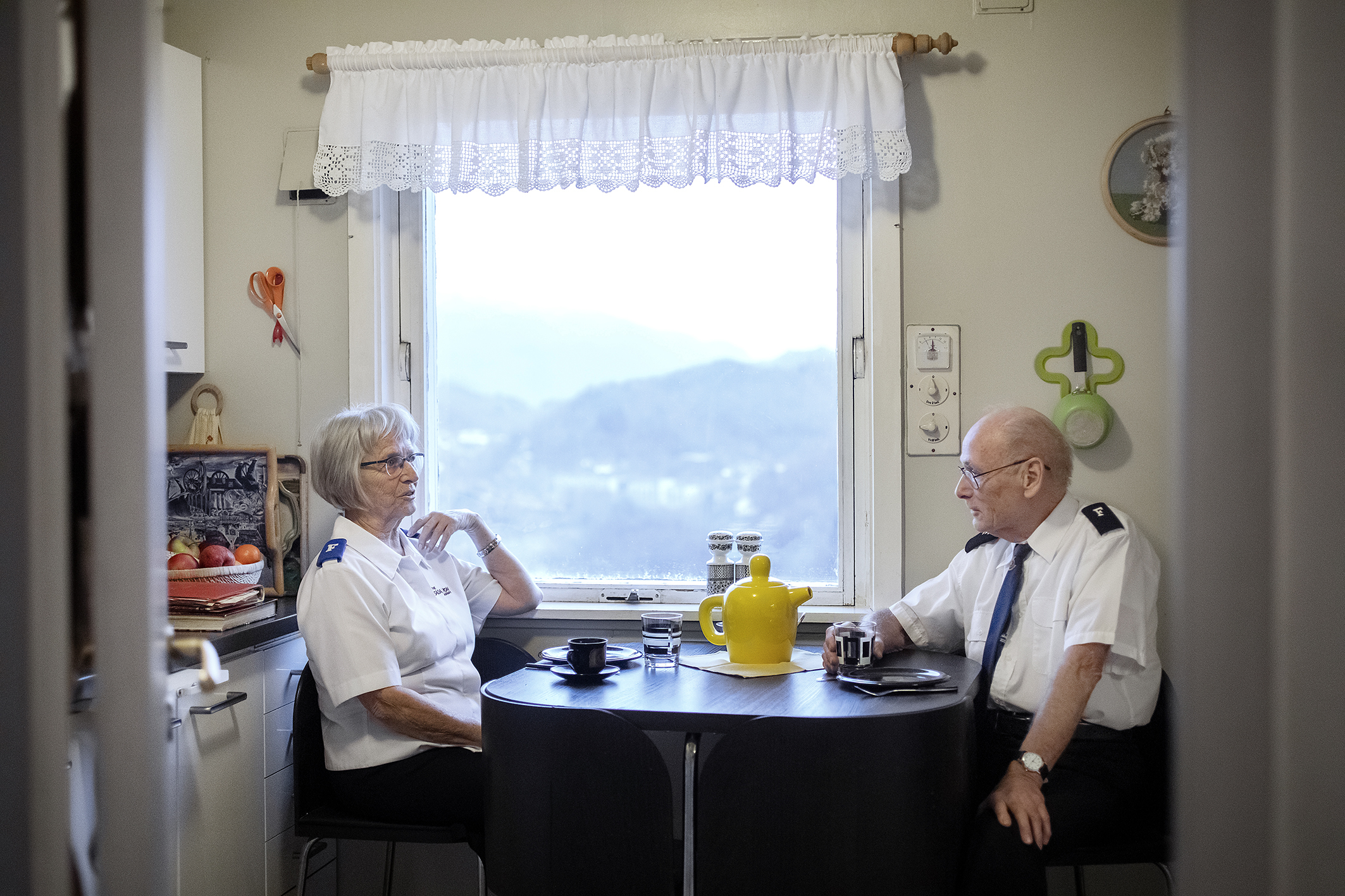 Vigdis og Arvid sitter hjemme ved kjøkkenbordet