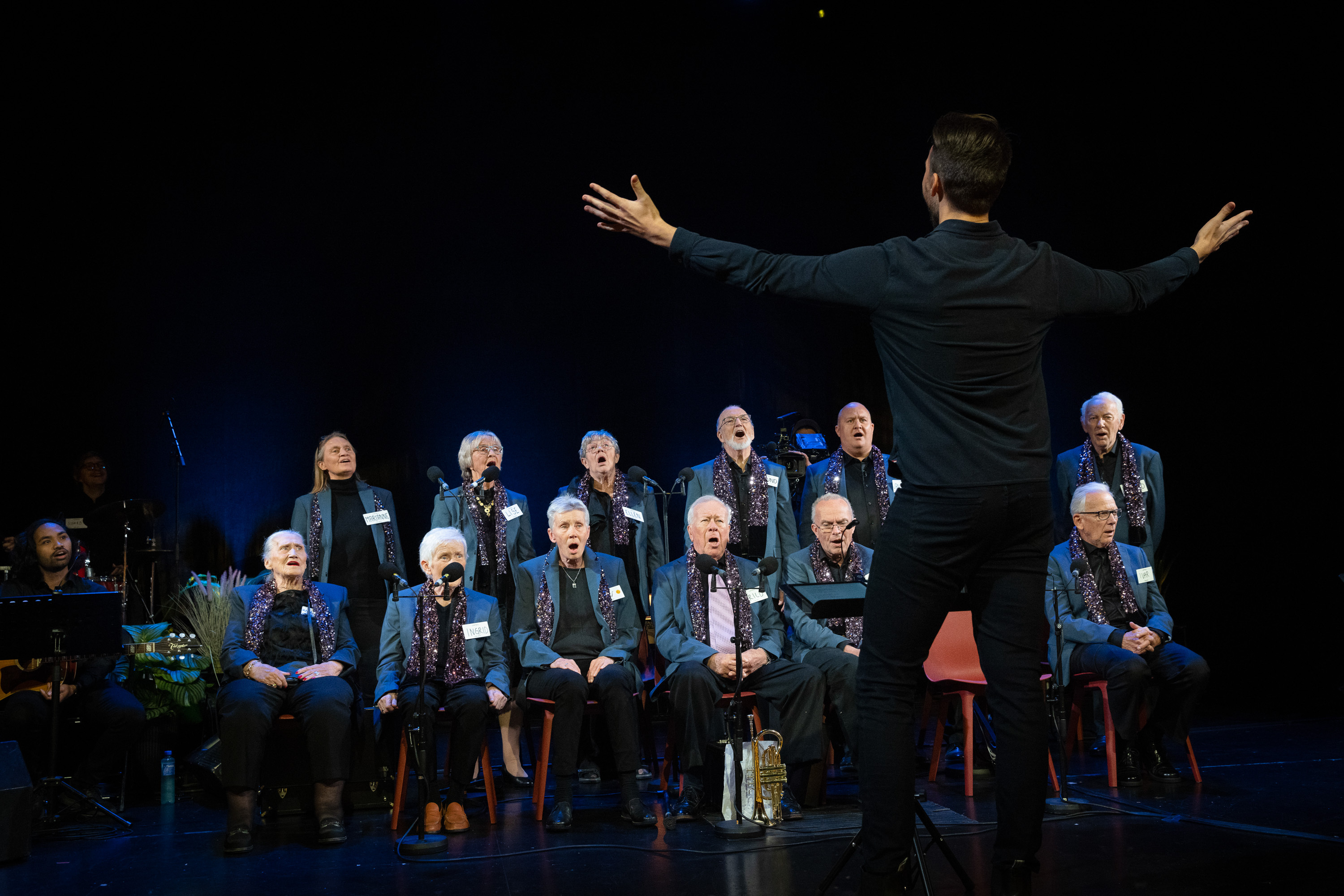 Bilder av korister som synger sammen