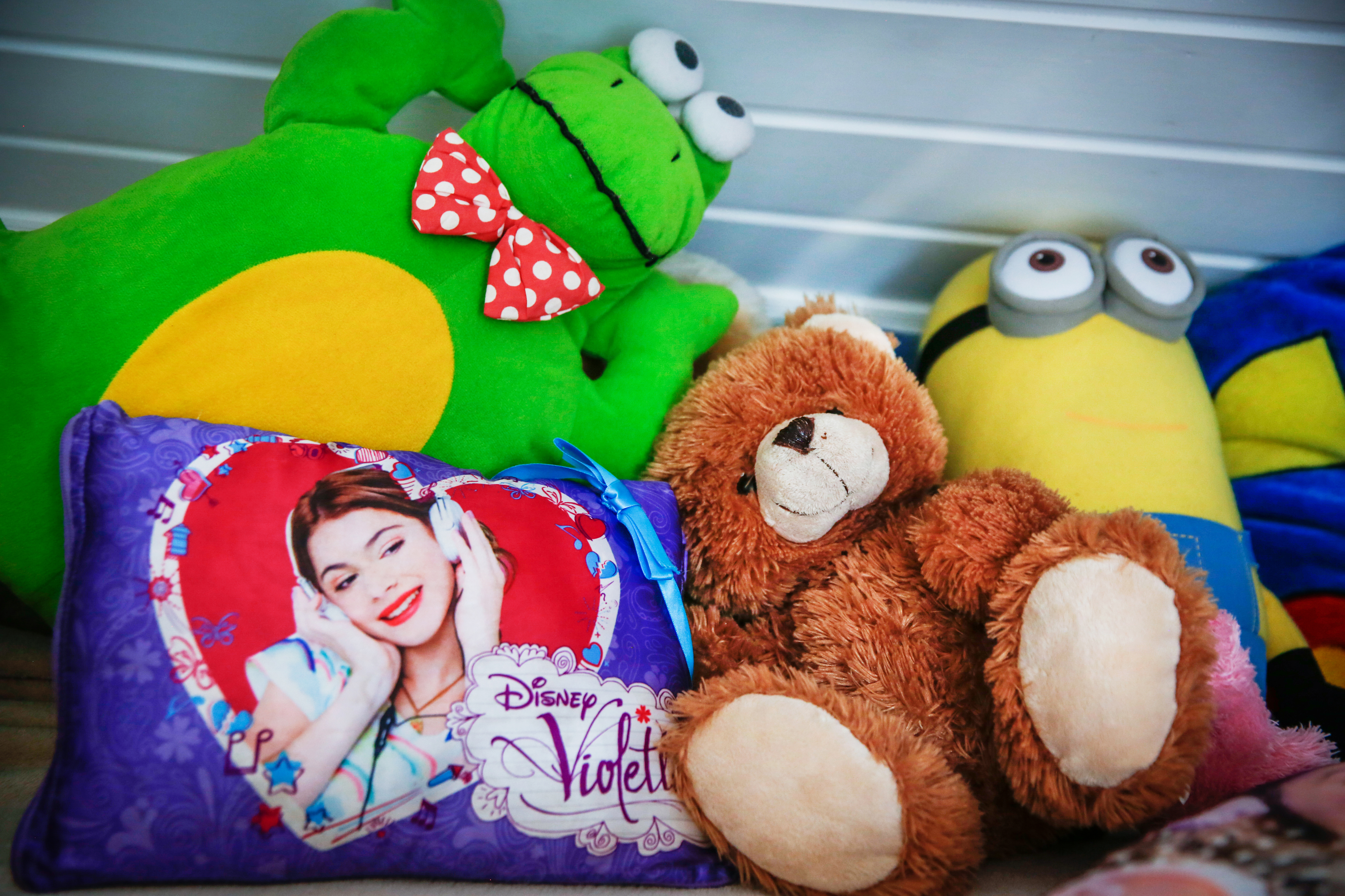 Bildet viser forskjellige leker på et barnerom