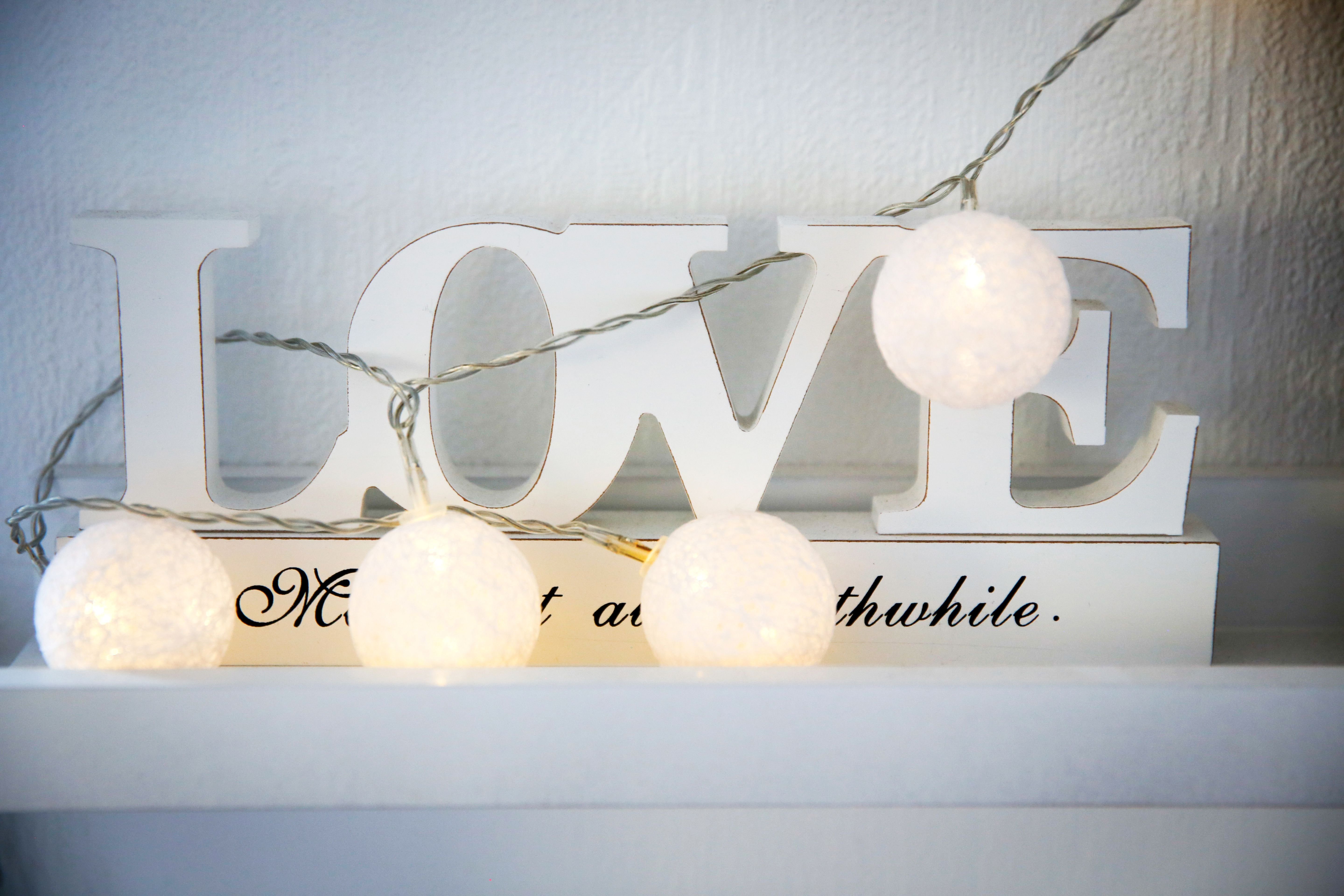 Bildet viser lysbokstaver som staver ordet Love