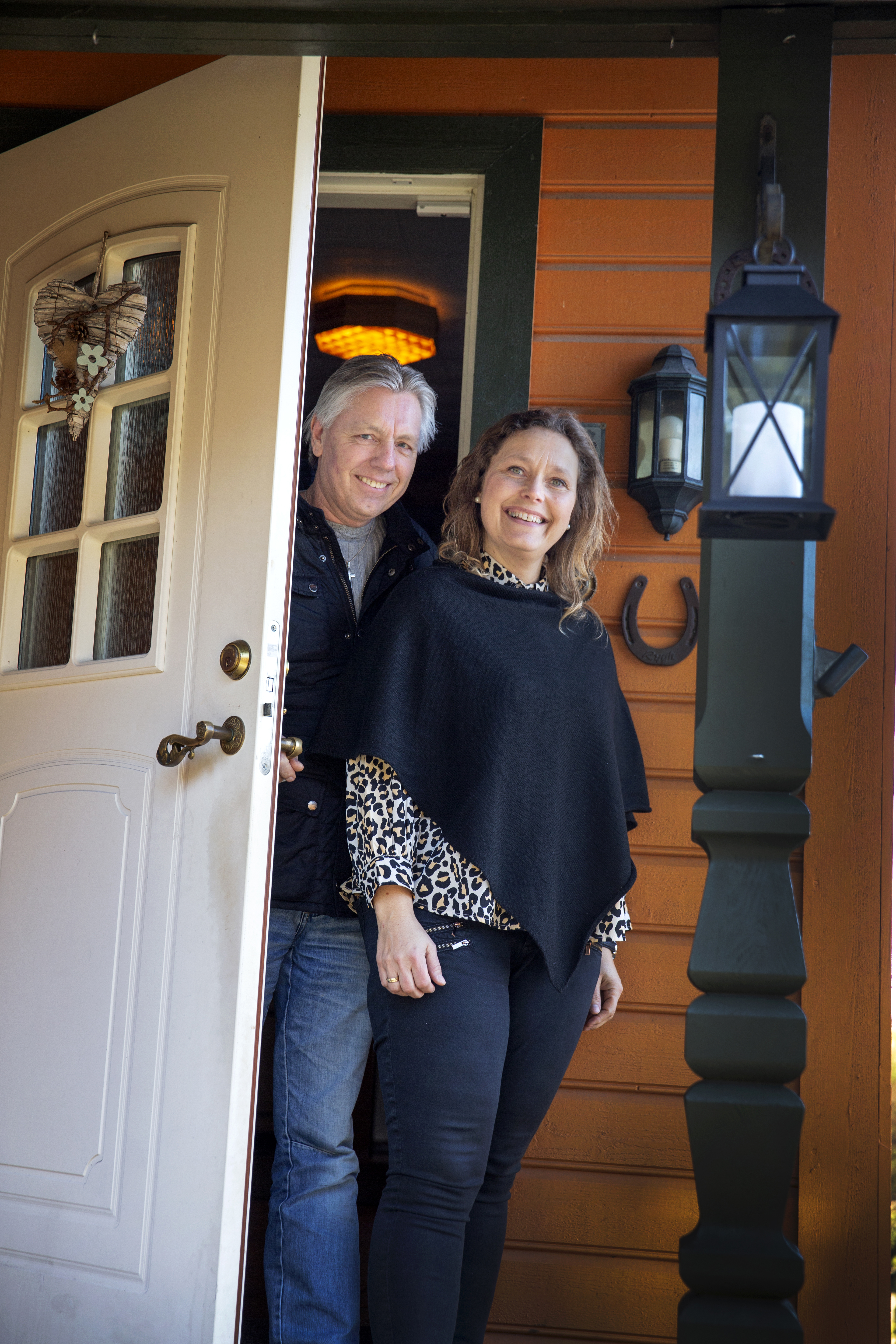 Det første bildet viser Bente og Torfinn som står i døra og smiler, det andre bildet viser et hjerte der det står velkommen til oss.