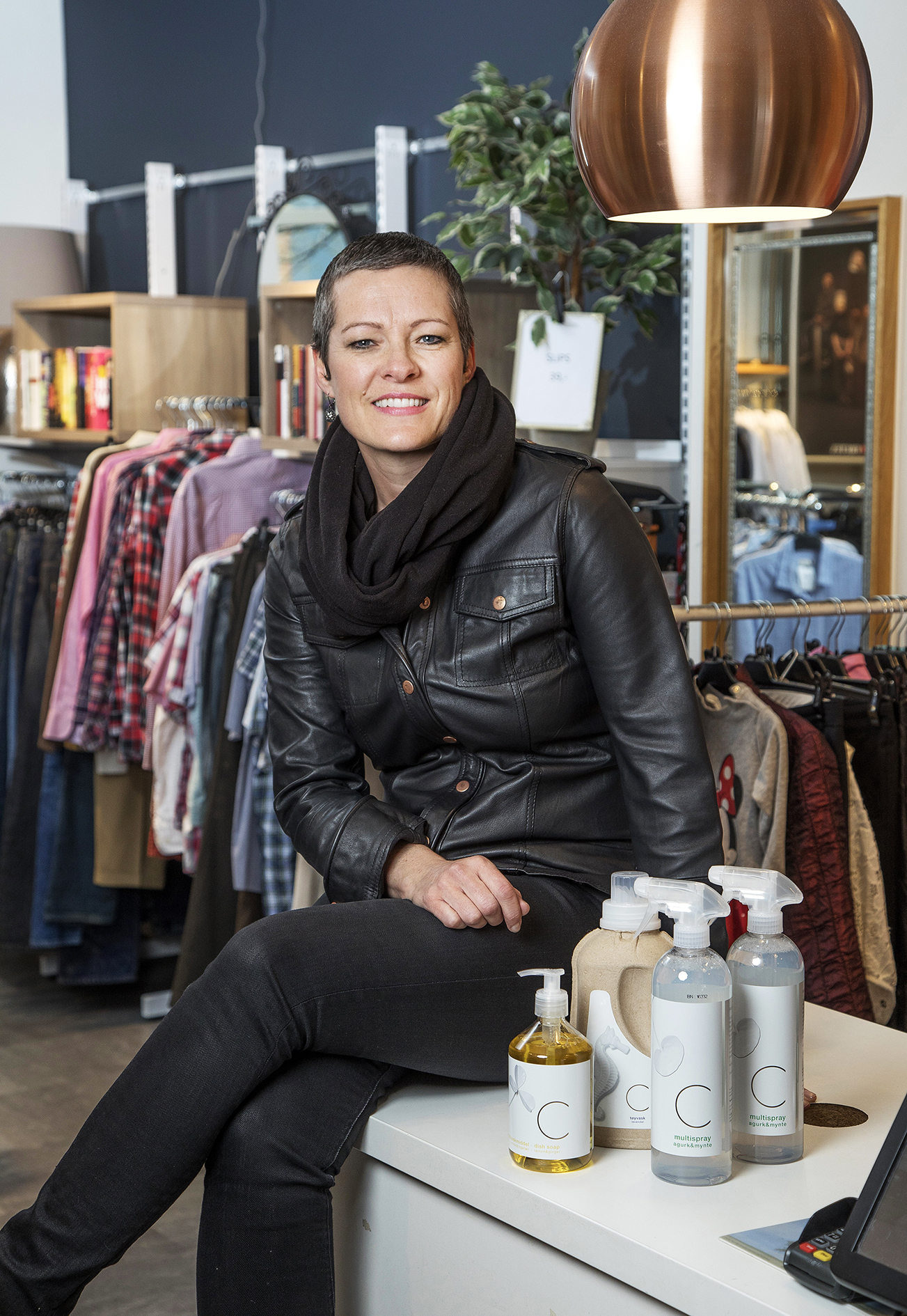 Kristin Hareide sitter i en Fretex butikk