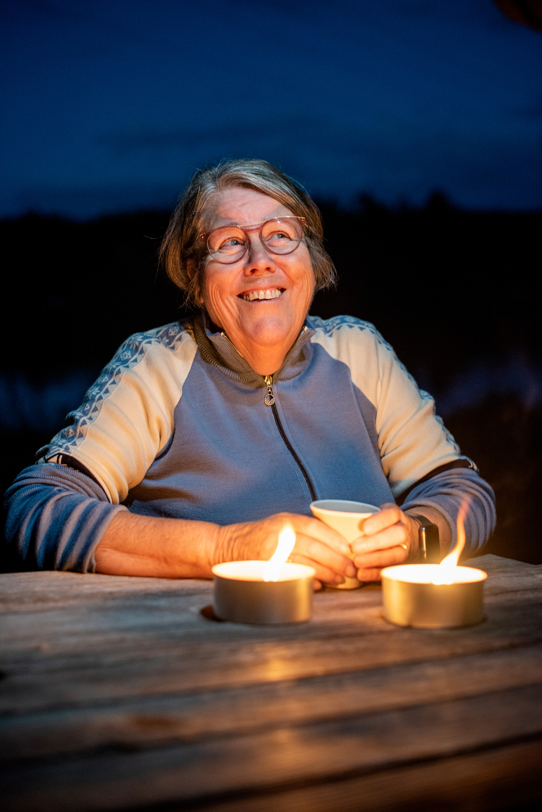Major Anne-Beth Fagermo, leder for Frelsesarmeen i Kongsvinger, sitter i lyset av sterinlys.