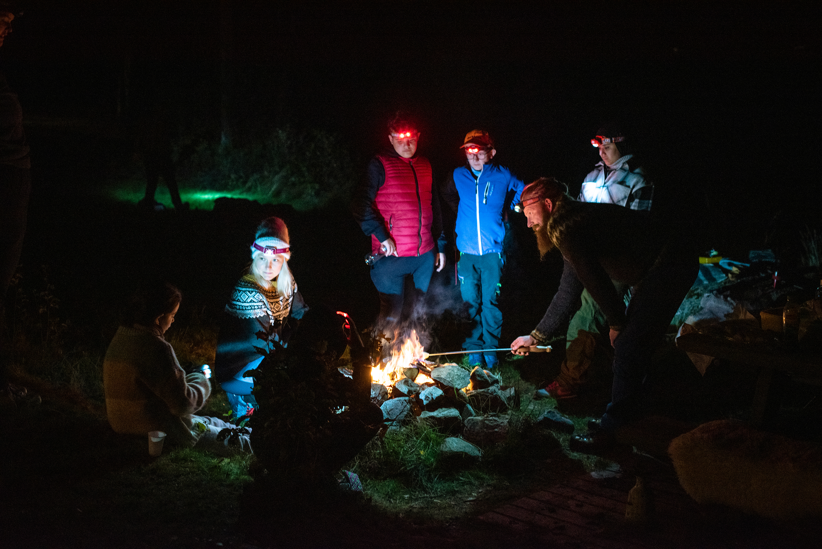 Det grilles marshmellows på bålet en gjeng unger og ledere koser seg rundt leirbålet en mørk høstkveld.