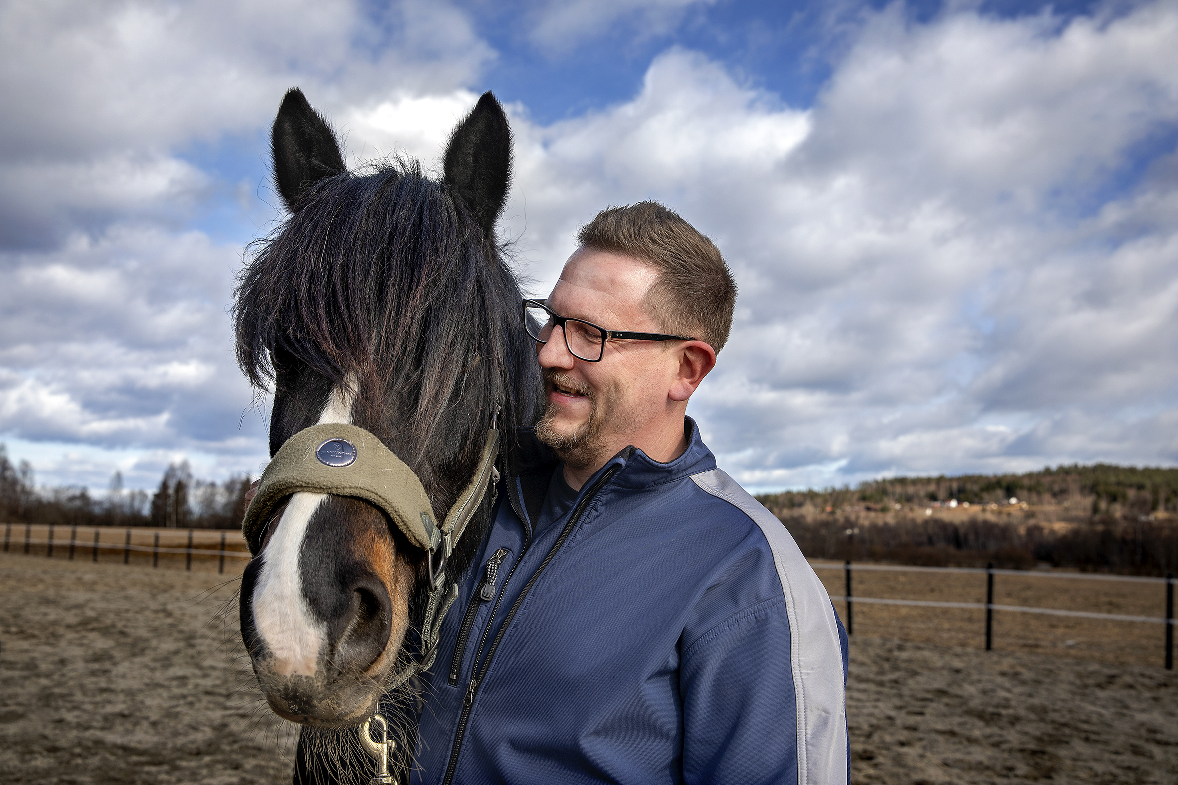 Kenneth, pasient på Behandlingstunret, sammen med en av hestene.