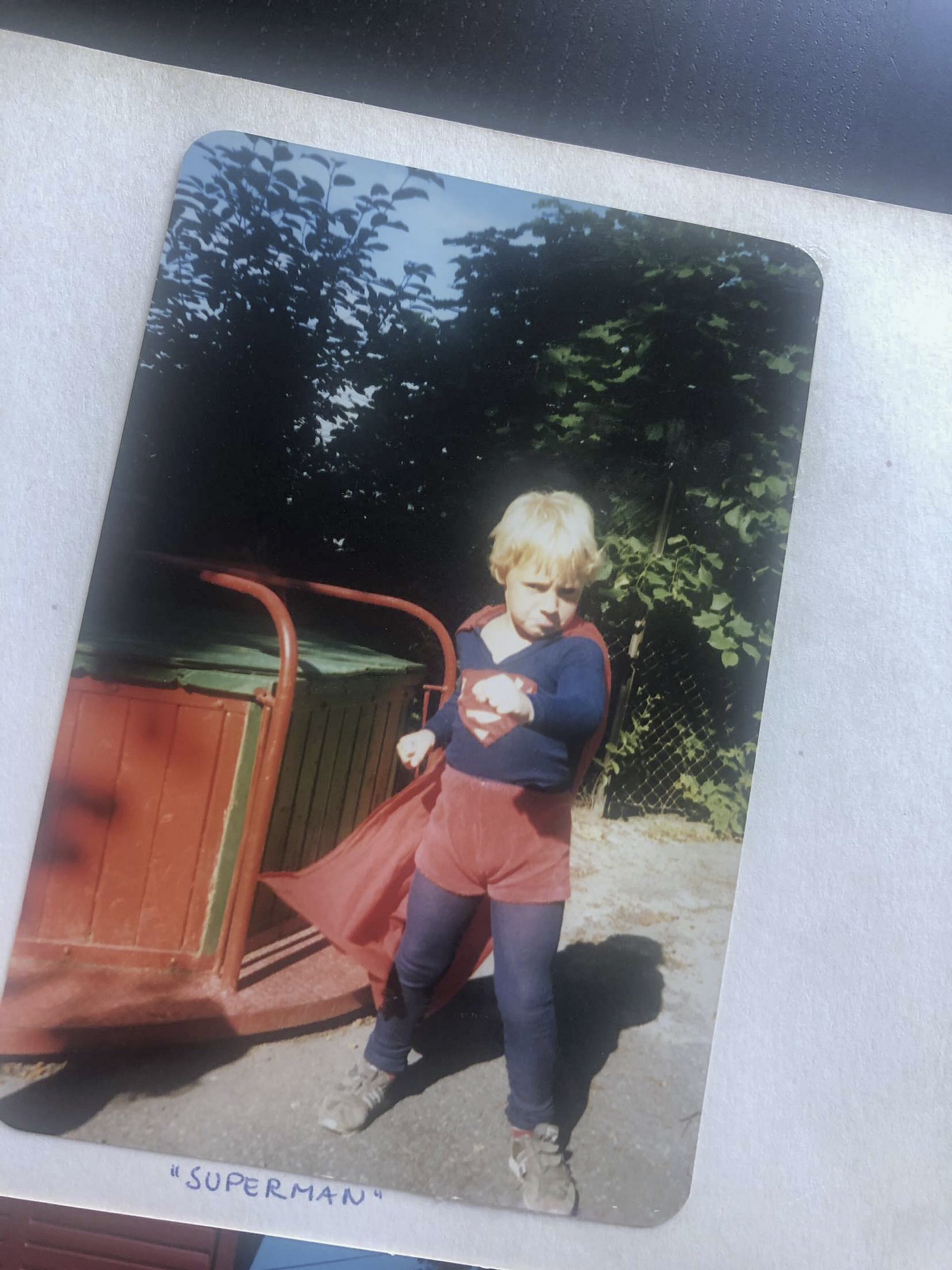 Ole Vidar har på seg Supermann-drakt som barn