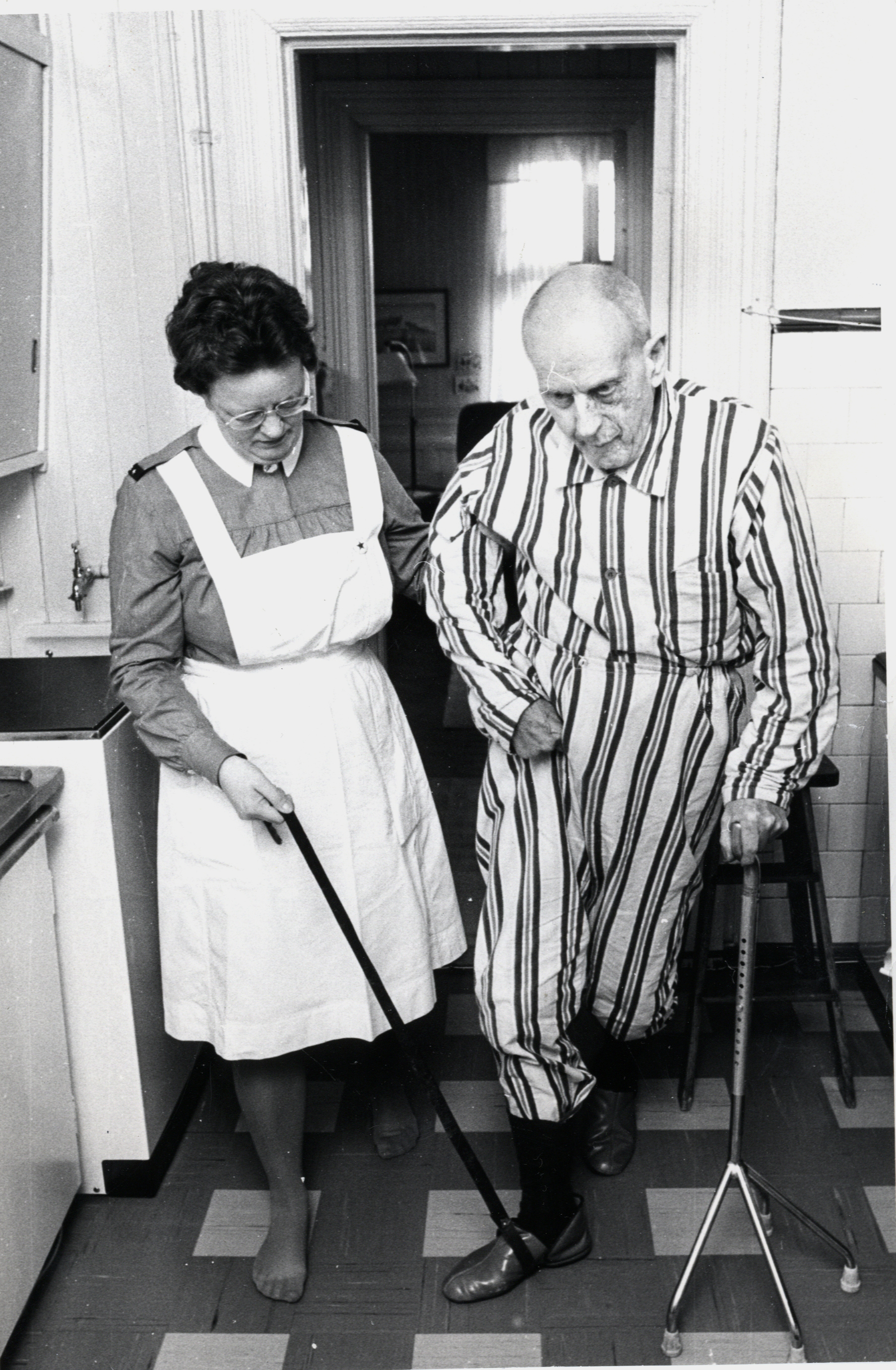 Slumsøstre på 70 - tallet på hjemmebesøk hos sultne og syke