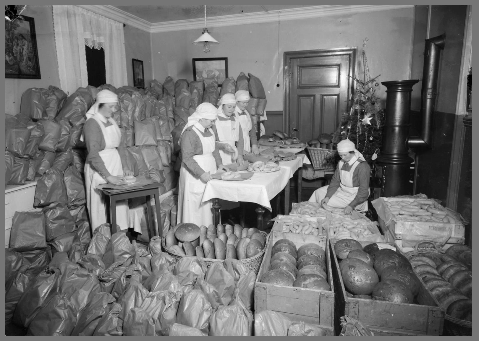 Slumsøstre i Trondheim lager julepakker i 1933. (Foto t.v.: Schrøder/Sverresborg Trøndelag Folkemuseum) Slumsøstrene begynte sin gjerning rundt Vaterland i Oslo. (Foto i midten: Frelsesarmeen/arkiv)