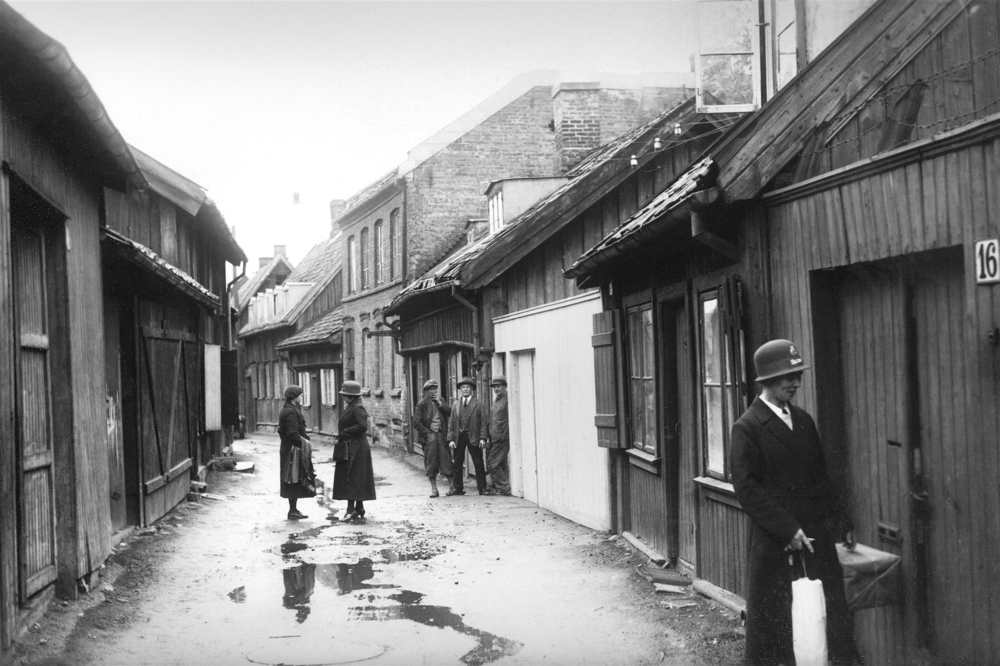 Slumsøstre i Trondheim lager julepakker i 1933. (Foto t.v.: Schrøder/Sverresborg Trøndelag Folkemuseum) Slumsøstrene begynte sin gjerning rundt Vaterland i Oslo. (Foto i midten: Frelsesarmeen/arkiv)