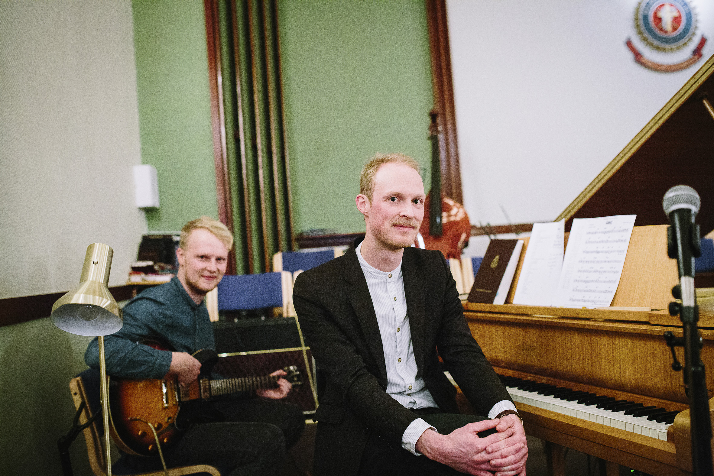 Her er Andreas ved pianoet sammen med sin yngre bror Markus som sitter med en gitar