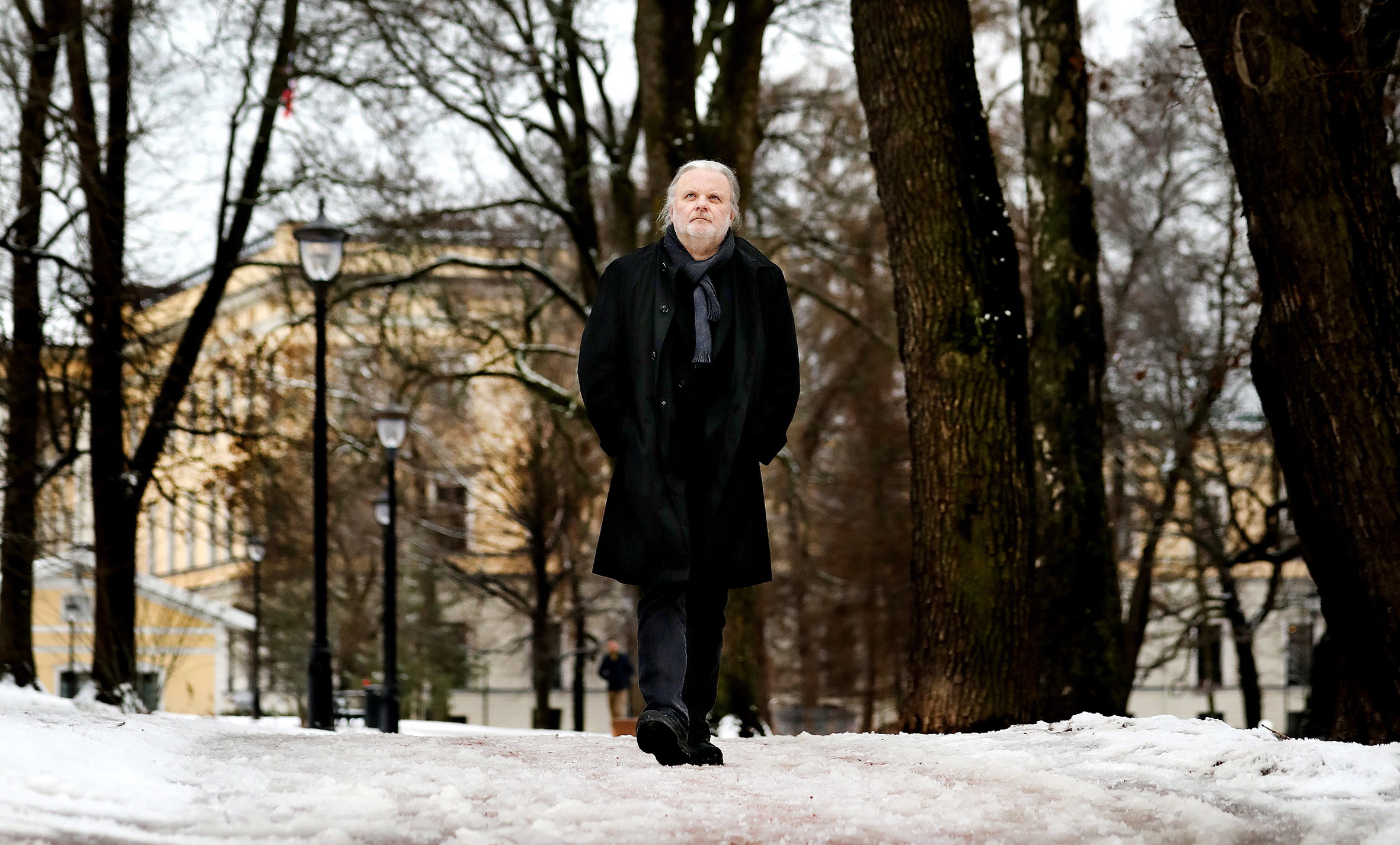 Jon Fosse går i slottsparken.