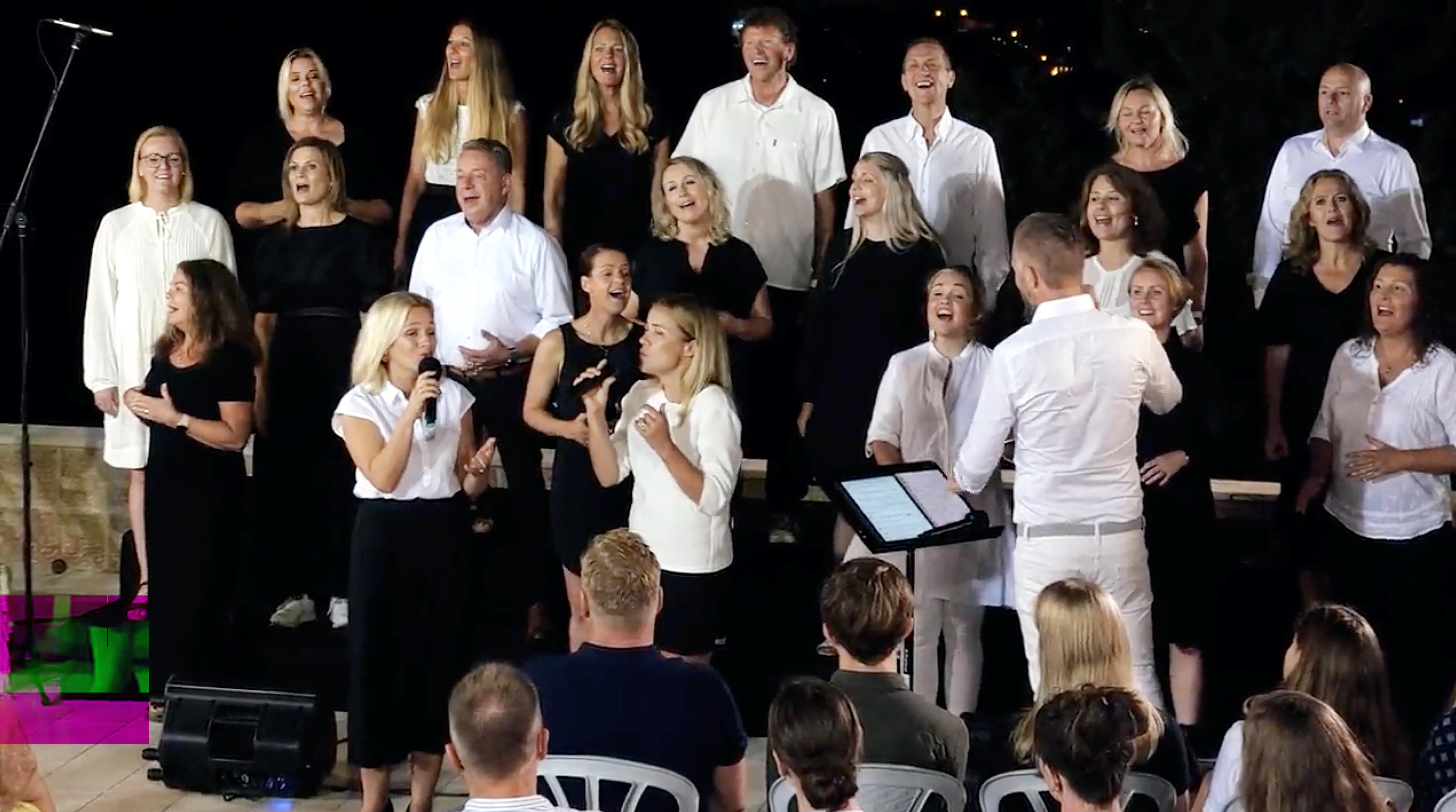 Bente sammen med resten av Frelsesarmeens kor, Stavanger Gospel Company, som hun har sunget i i 20 år.