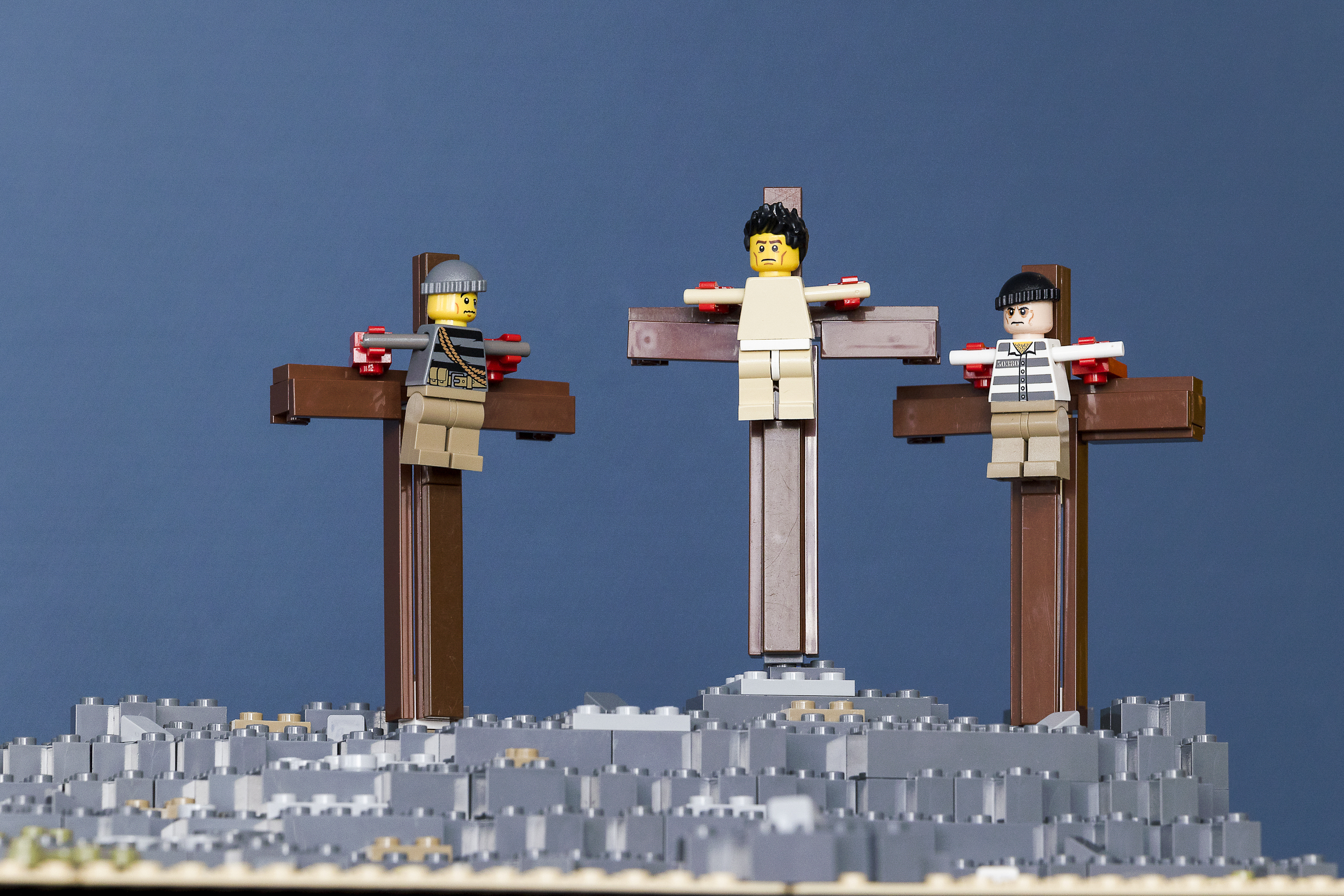 De tre korsene på Golgata bygget i Lego