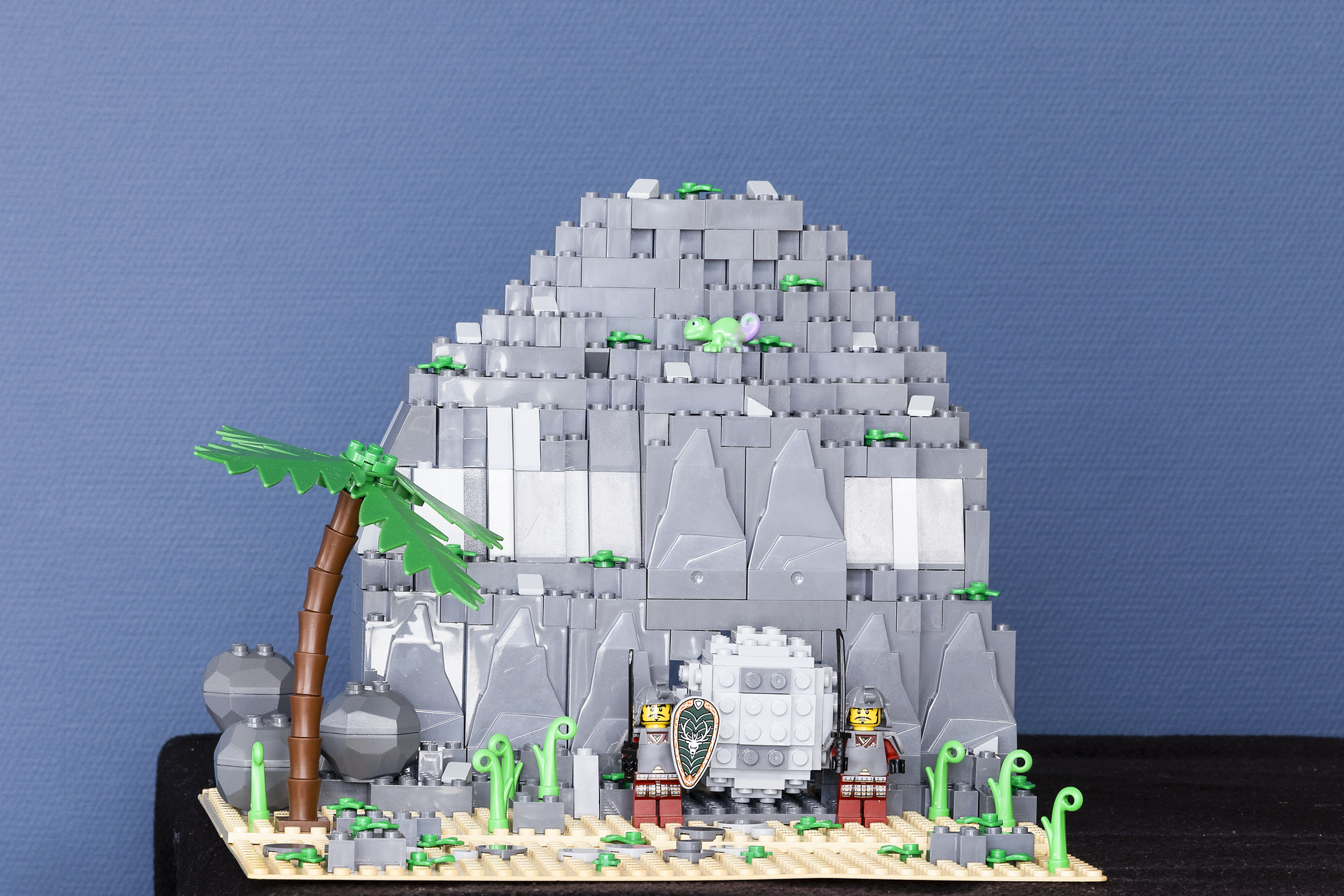 Jesu grav med voktere og en trist Maria som kommer til en tom grav 1. påskedag. Alt i Lego