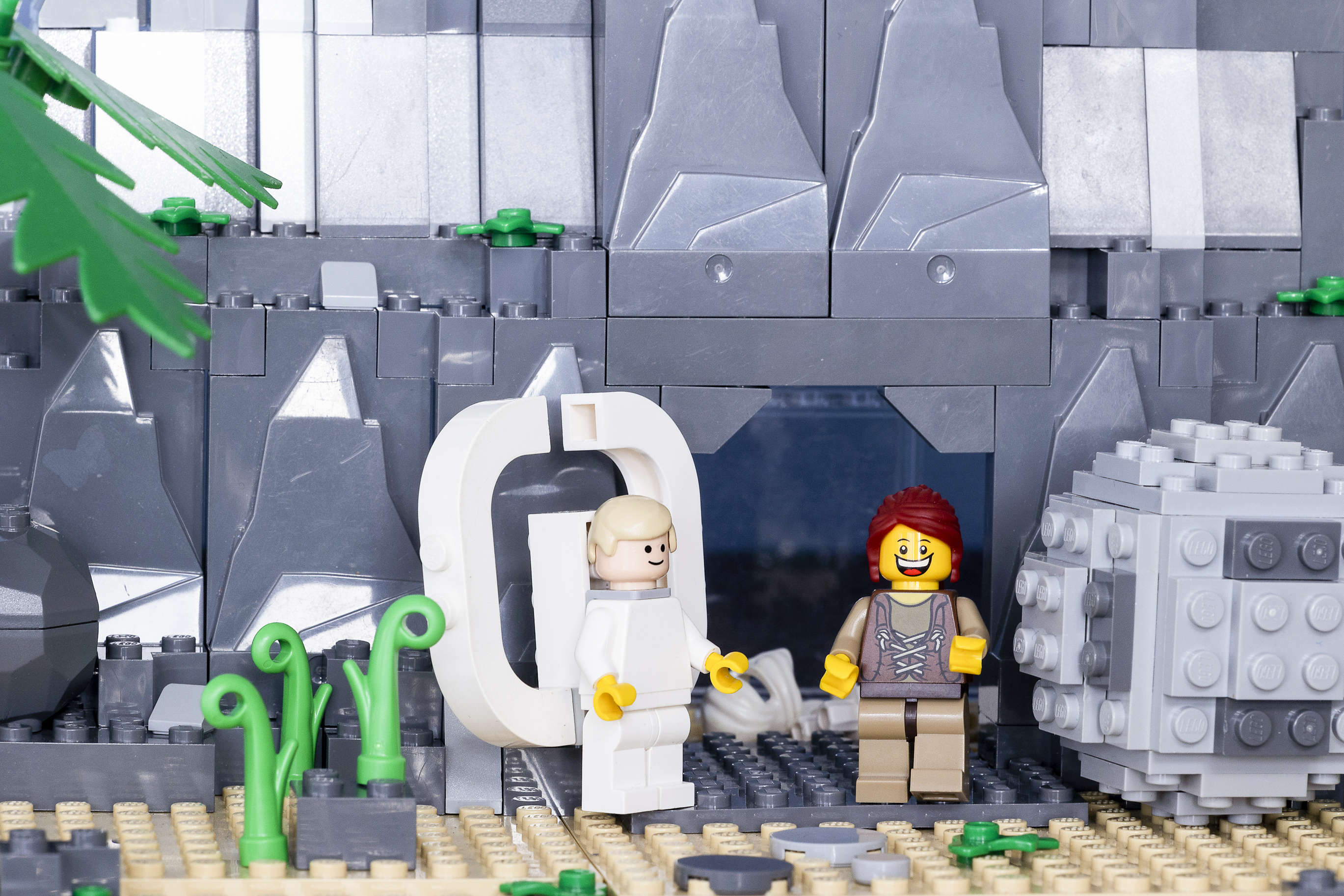 Jesus er oppstått, Maria står med engelen og smiler. Alt i Lego