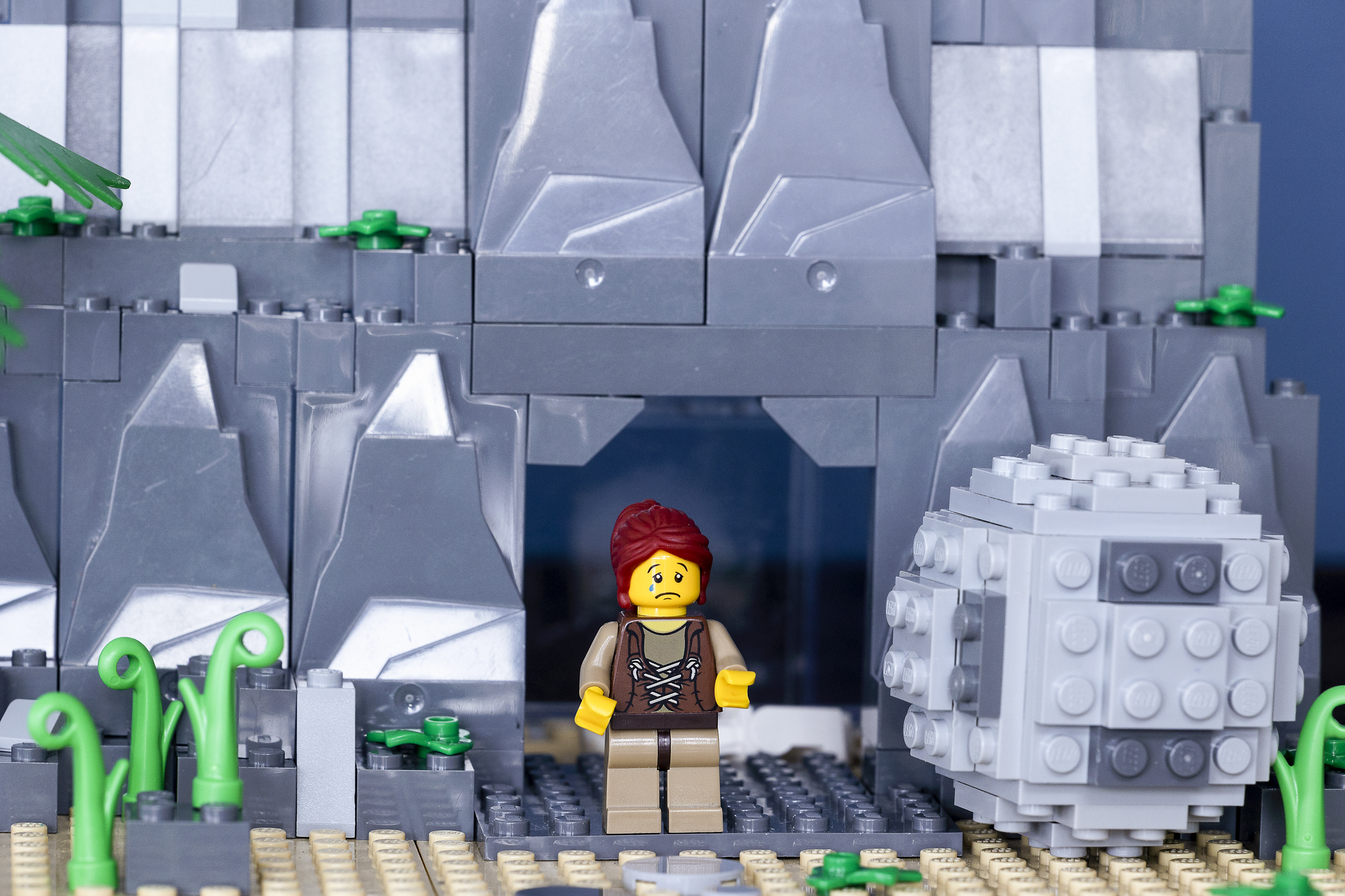 Jesu grav med voktere og en trist Maria som kommer til en tom grav 1. påskedag. Alt i Lego