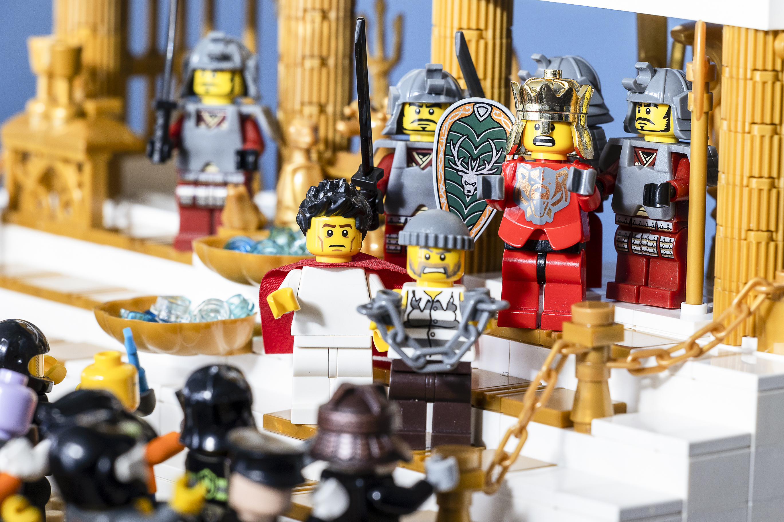 Legobyggverk av at Pilatus spør folkemengden om de vil ha Jesus eller røveren Barrabas løslatt. Da de velger røveren, føres Jesus bort for å korsfestes.