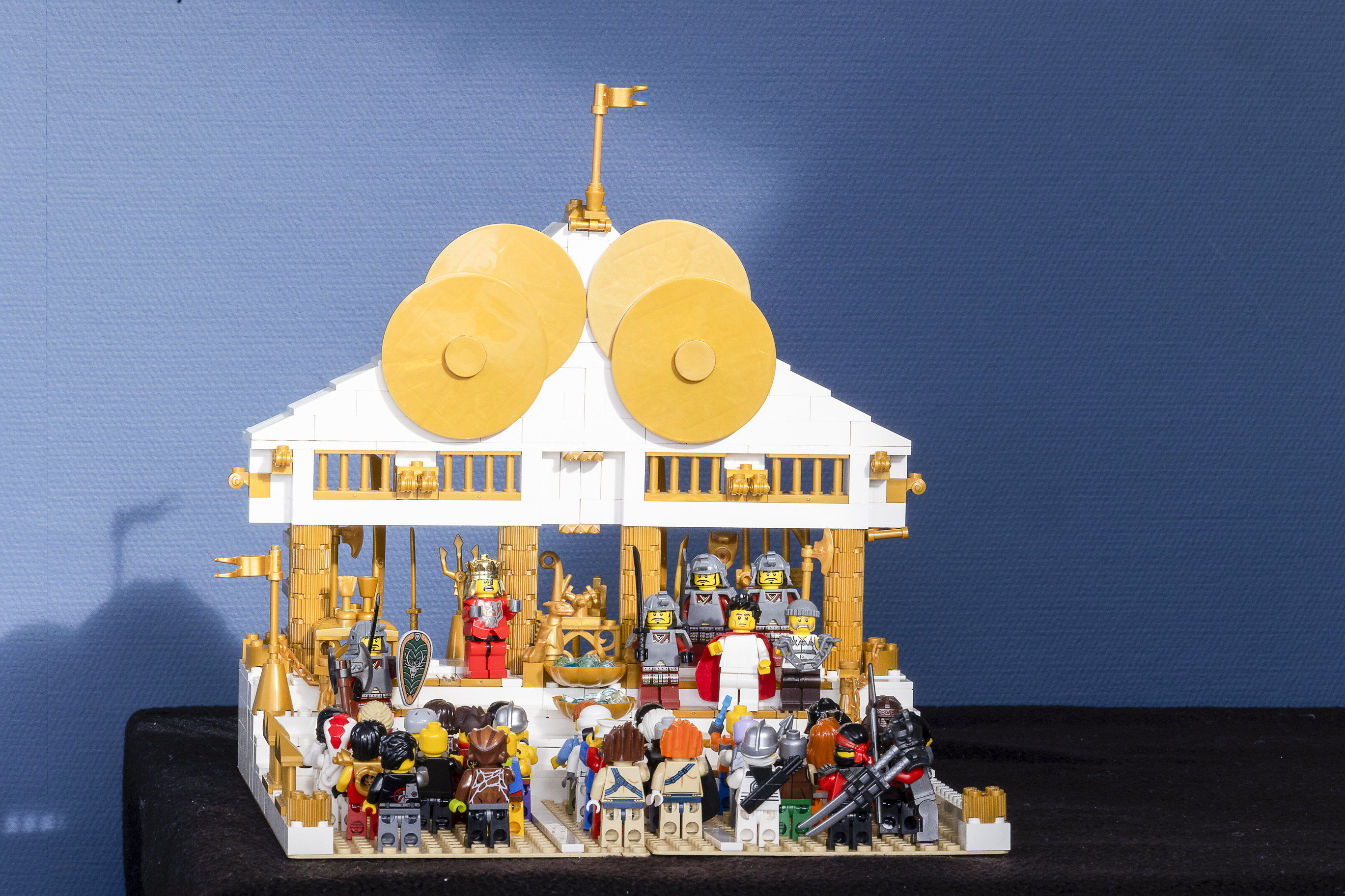 Legobyggverk av at Pilatus spør folkemengden om de vil ha Jesus eller røveren Barrabas løslatt. Da de velger røveren, føres Jesus bort for å korsfestes.