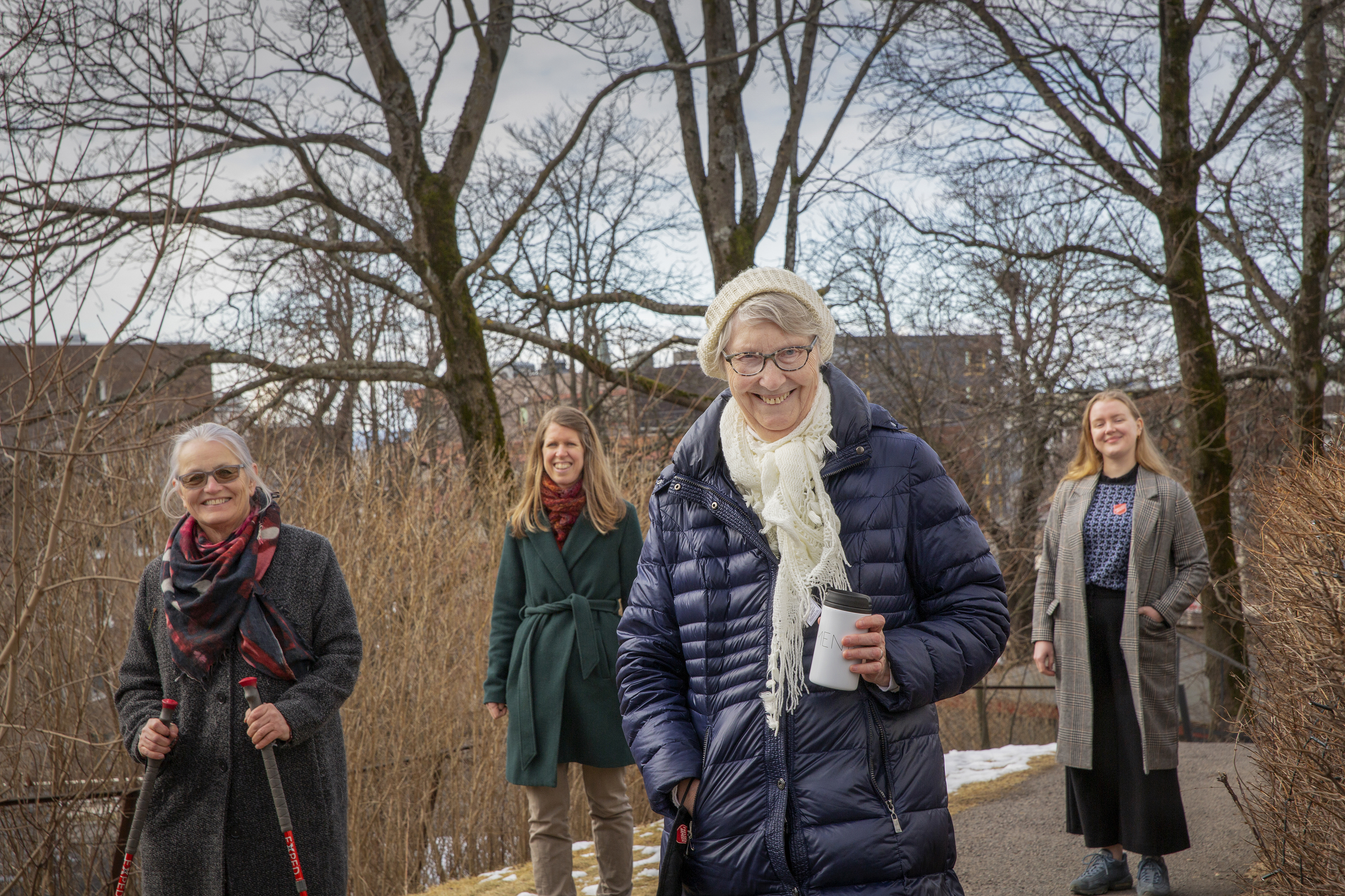 En mentor og en deltaker ute på tur. I bakgrunnen står adelingsledere for Mentor+