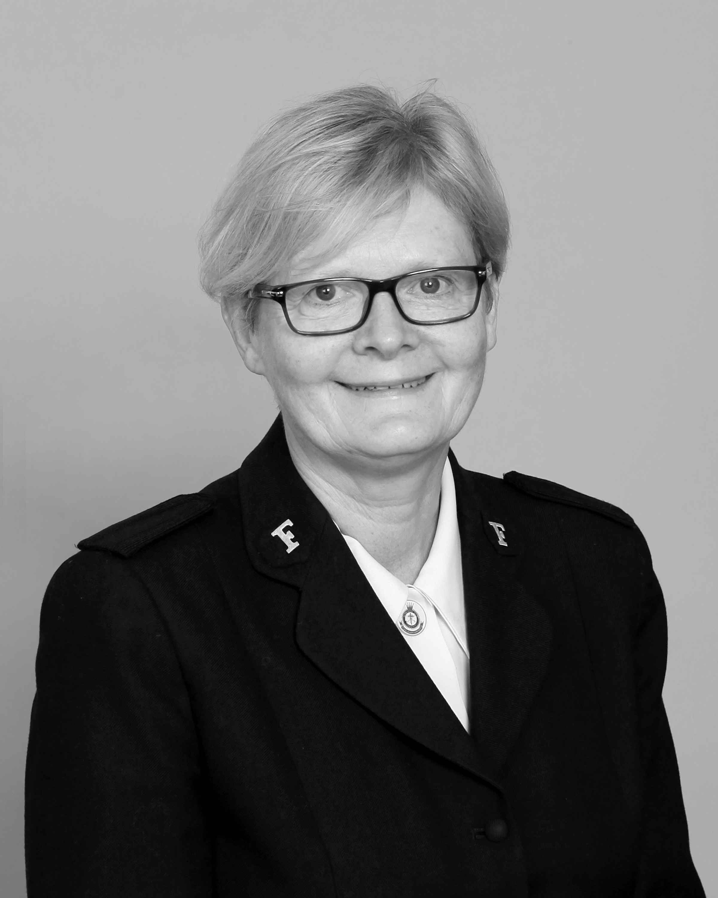 Profilbilde av dame, Lindis Evja, leder for Frelsesarmens sosialavdeling, sort-hvitt