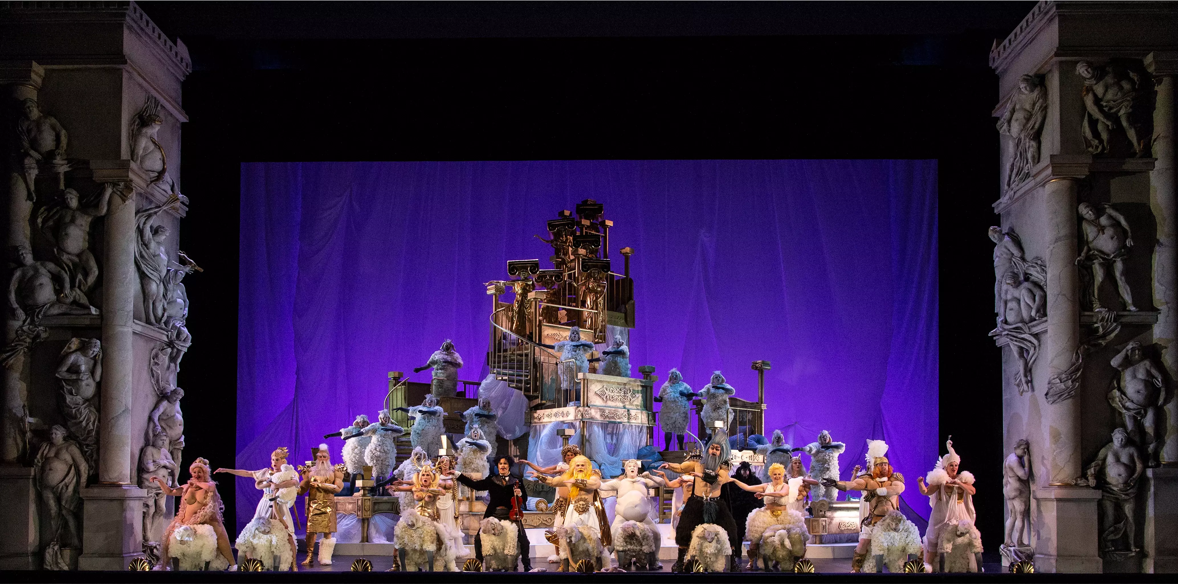 Vidvinkel av scenen på operaen med alle skuespillere og alle kulisser.