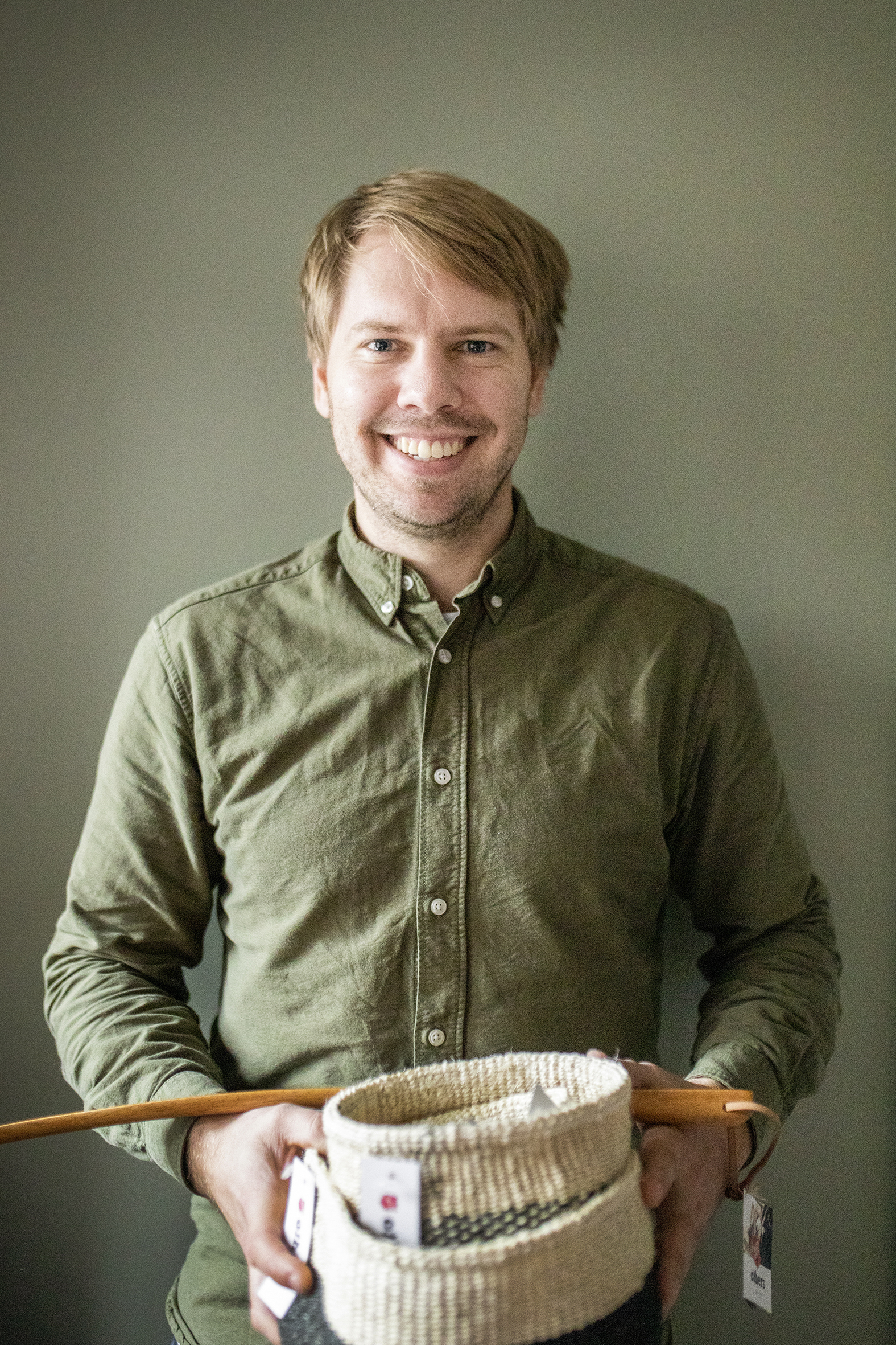 Det første bildet viser Bo Christoffer Brekke som står og holder to runde kurver og smiler, han har på seg mørk grønn skjorte. Det andre bildet viser Others-produkter, to firkantede kurver i ulik størrelse, kjøkkenhåndklær, smørekniver i tre og trefjøler i ulik størrelse.