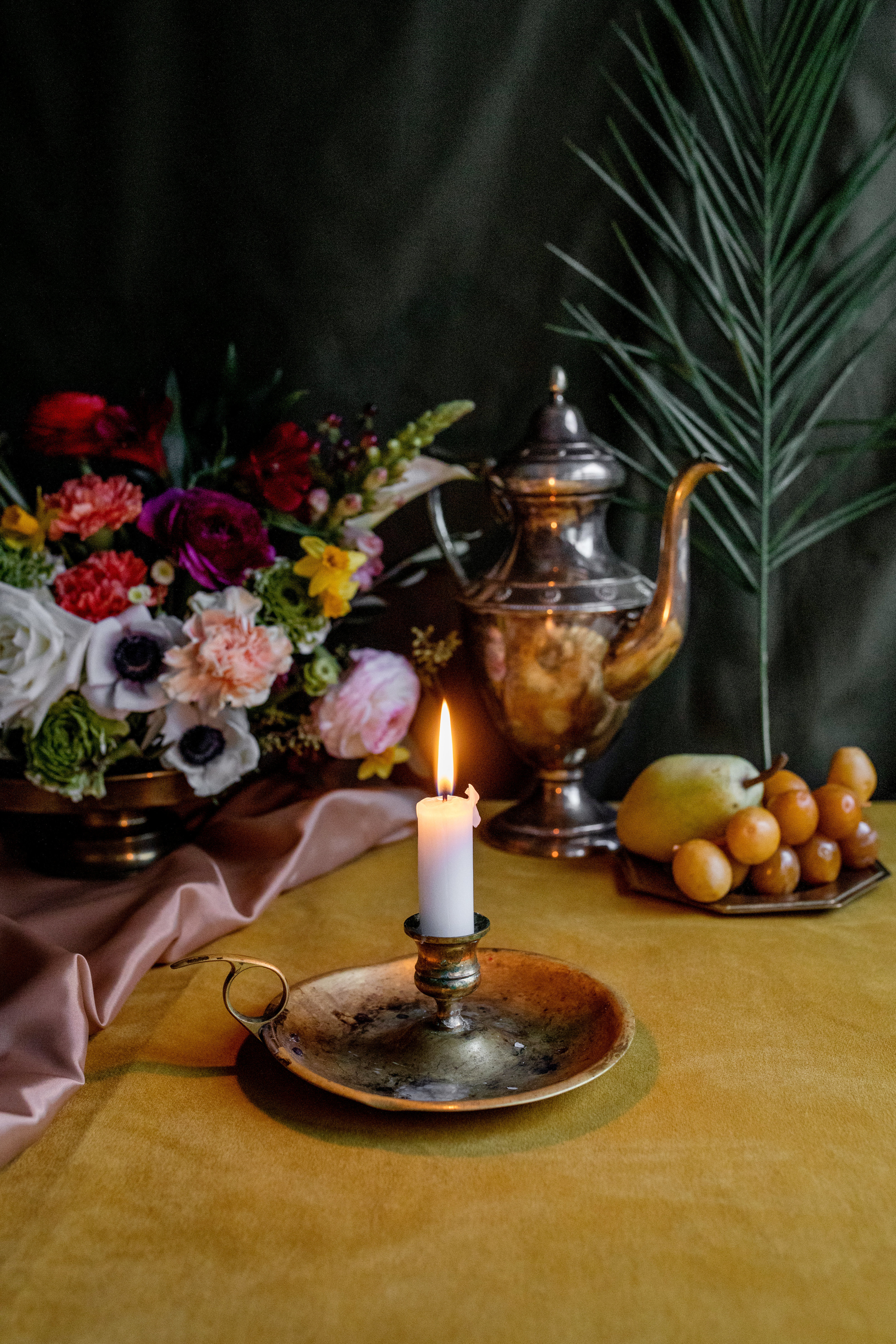 Et tent stearinlys på pyntet bord.