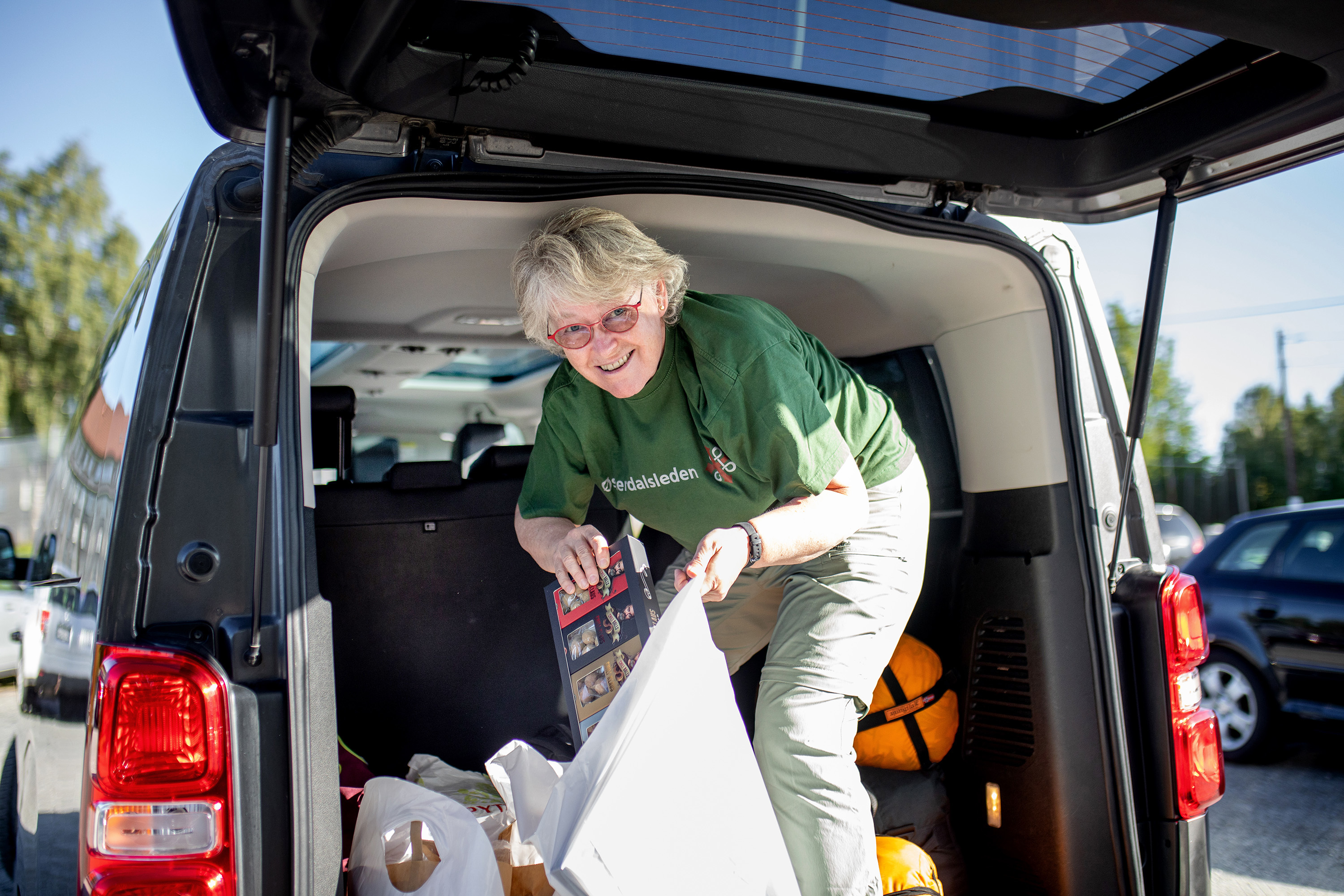 Fengselsbetjent og kappelanen i en siste snakk før gruppen forlater fengselet. Bildet t.h. Gro Merete Egeland fra Frelsesarmeen sjekker at alt utstyret er på plass i følgebilen.