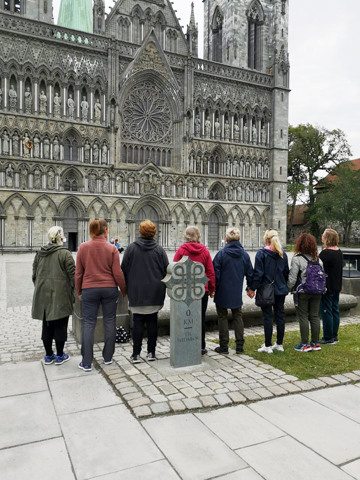 Hele gruppen foran Nidarosdommen