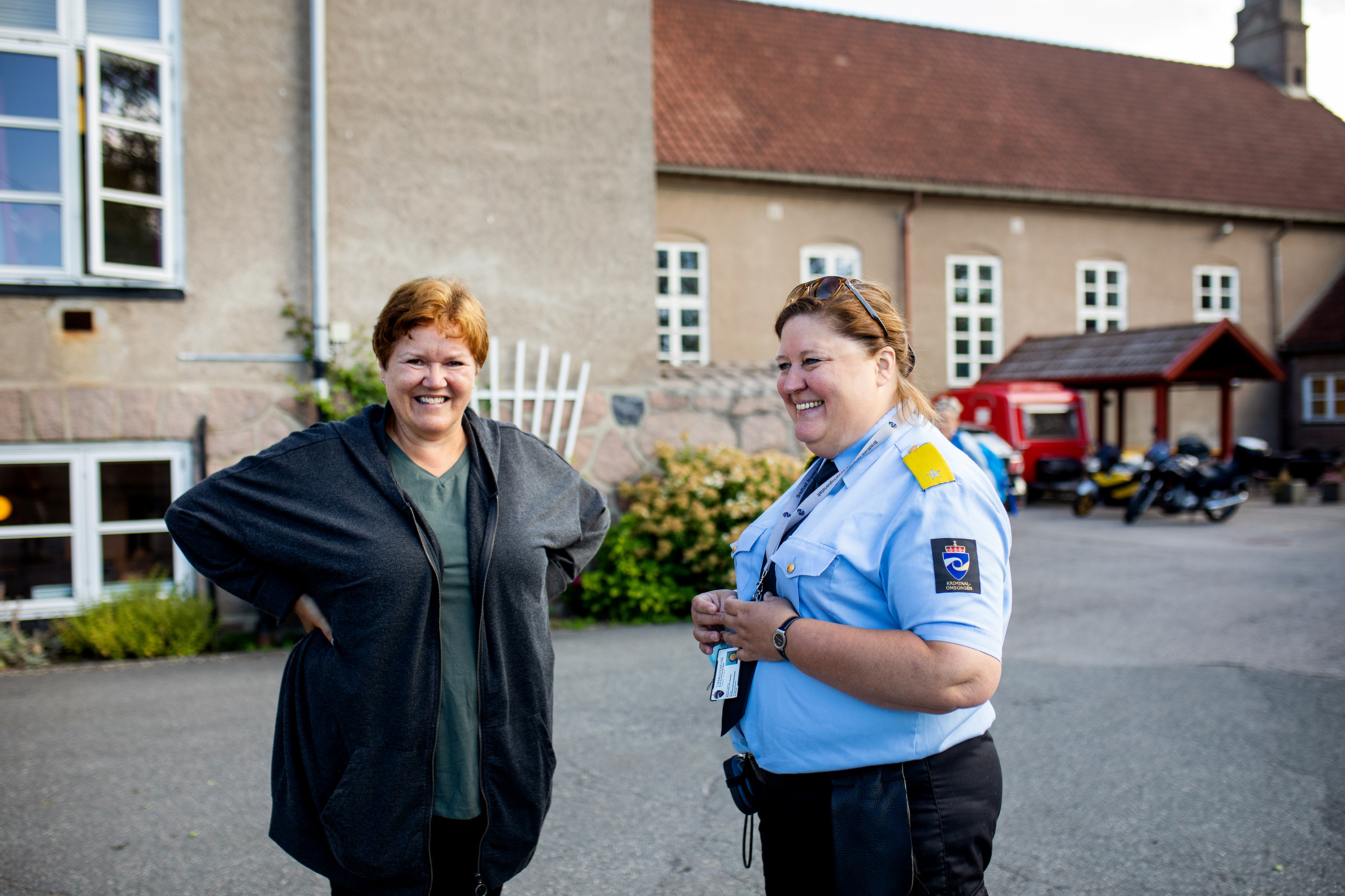 Fengselsbetjent og kappelanen i en siste snakk før gruppen forlater fengselet. Bildet t.h. Gro Merete Egeland fra Frelsesarmeen sjekker at alt utstyret er på plass i følgebilen.