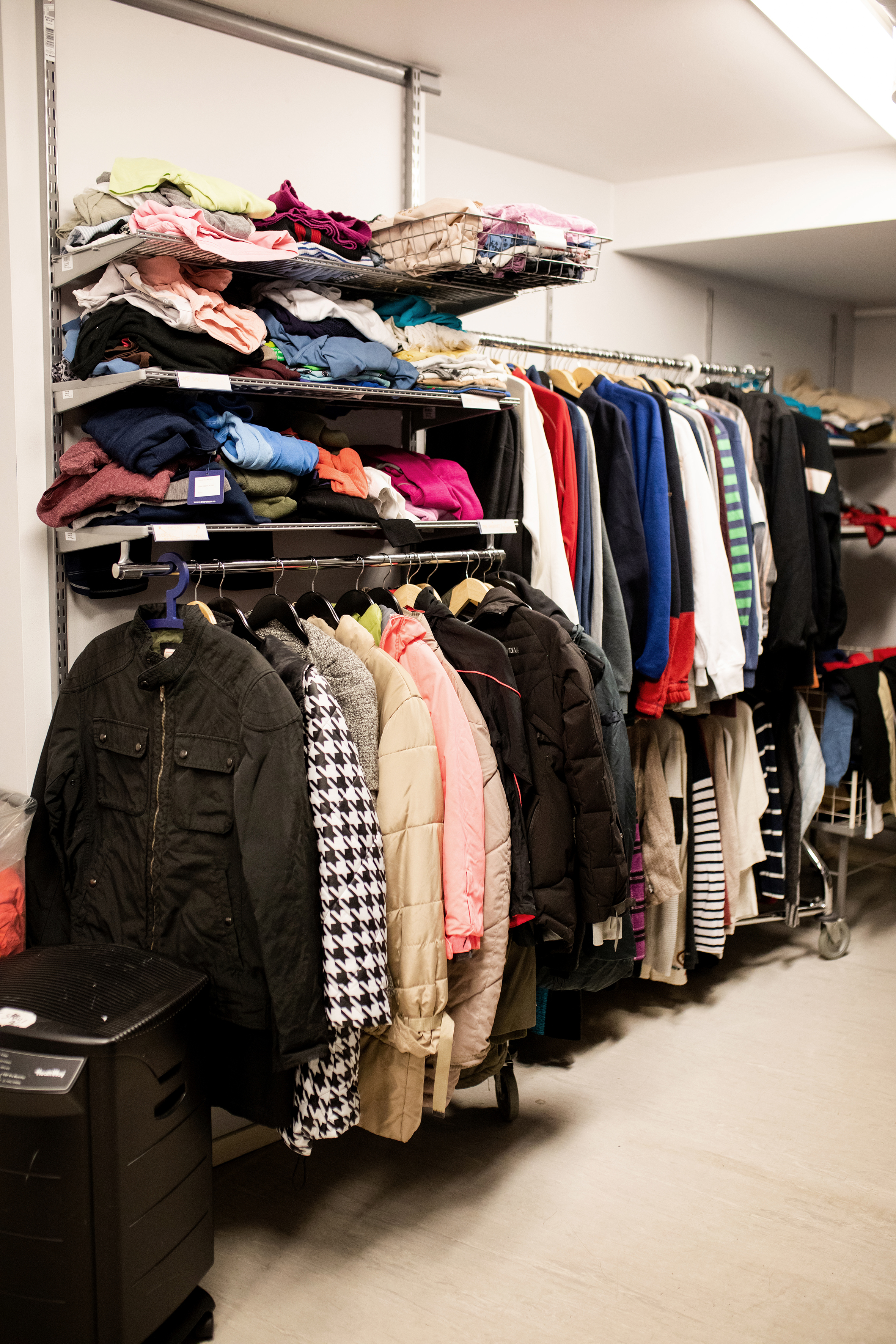 Et klesstativ med mange varme jakker i ulike farger.