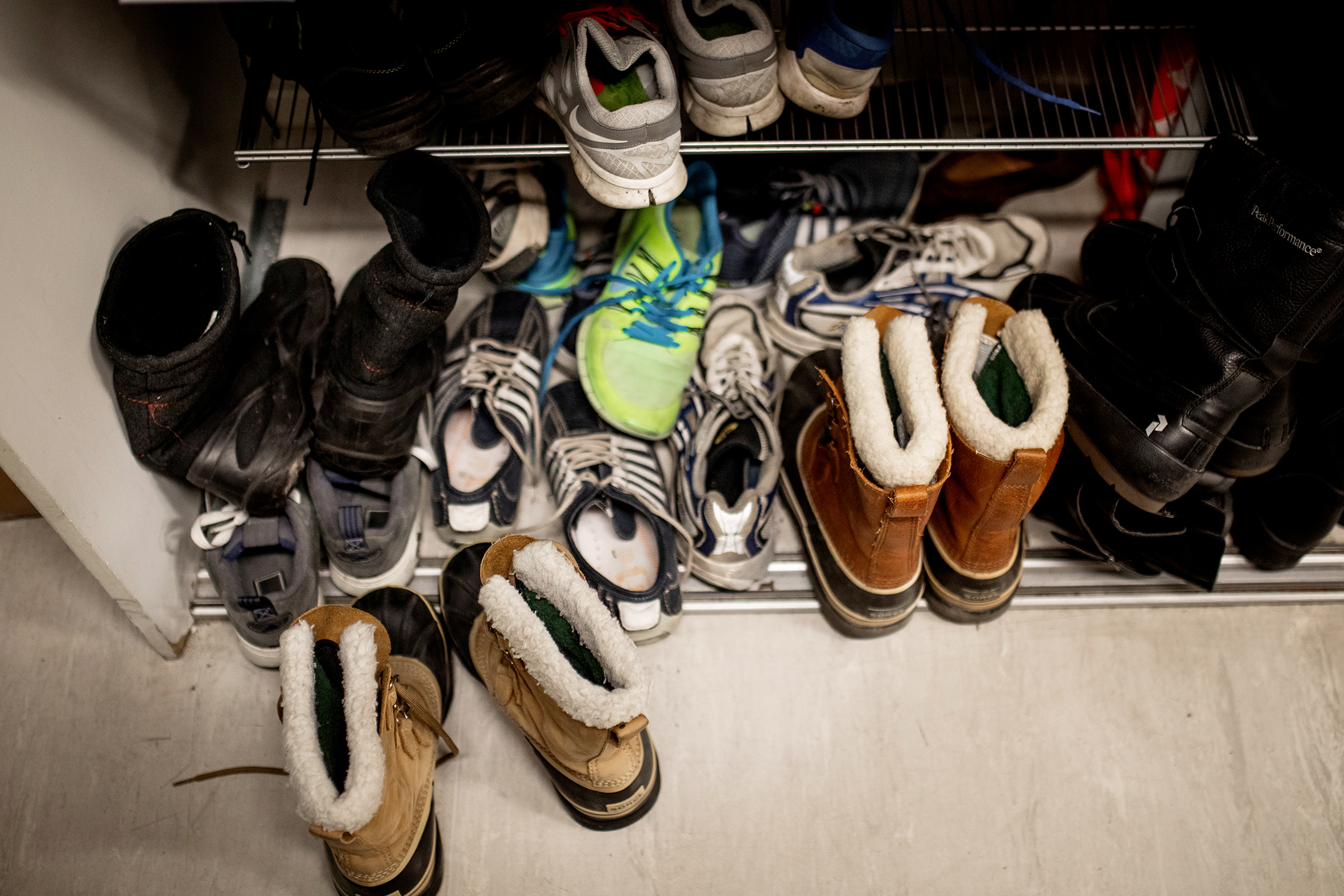 Bilde1: En hånd som holder i en penn og fyller ut et skjema - Bilde2: En haug av sko