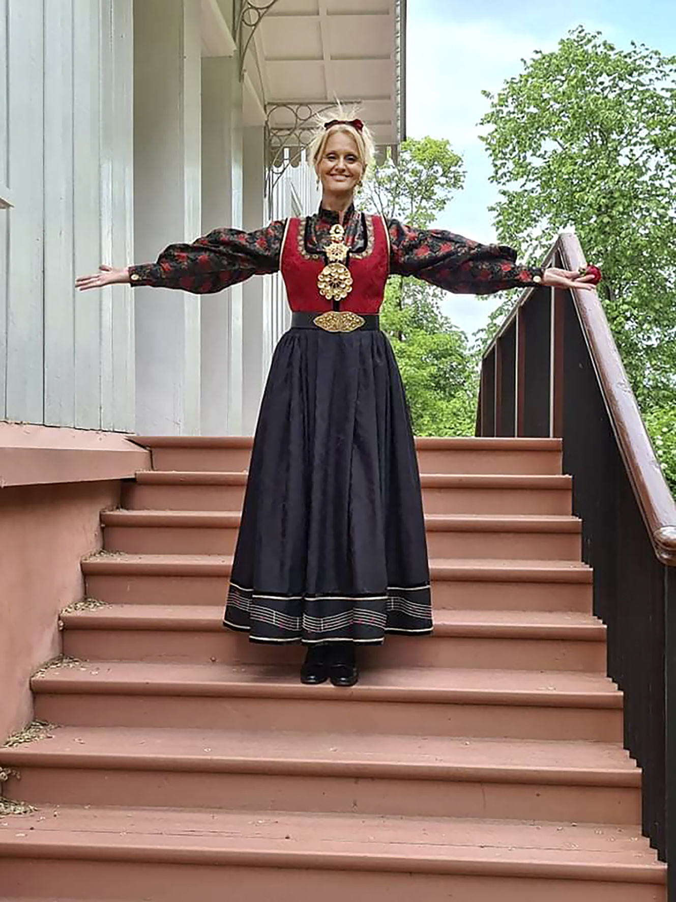 Peggy i bunaden sin ved Eidsvoll-bygningen.