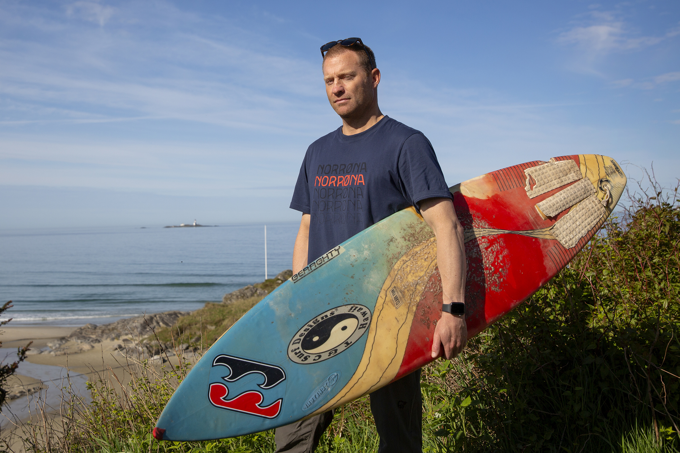 Til venstre: Shannon står med surfebrett under armen. Til høyre: Nærbilde av surfebrettet der man ser bittet til den store hvithaien som angrep ham.