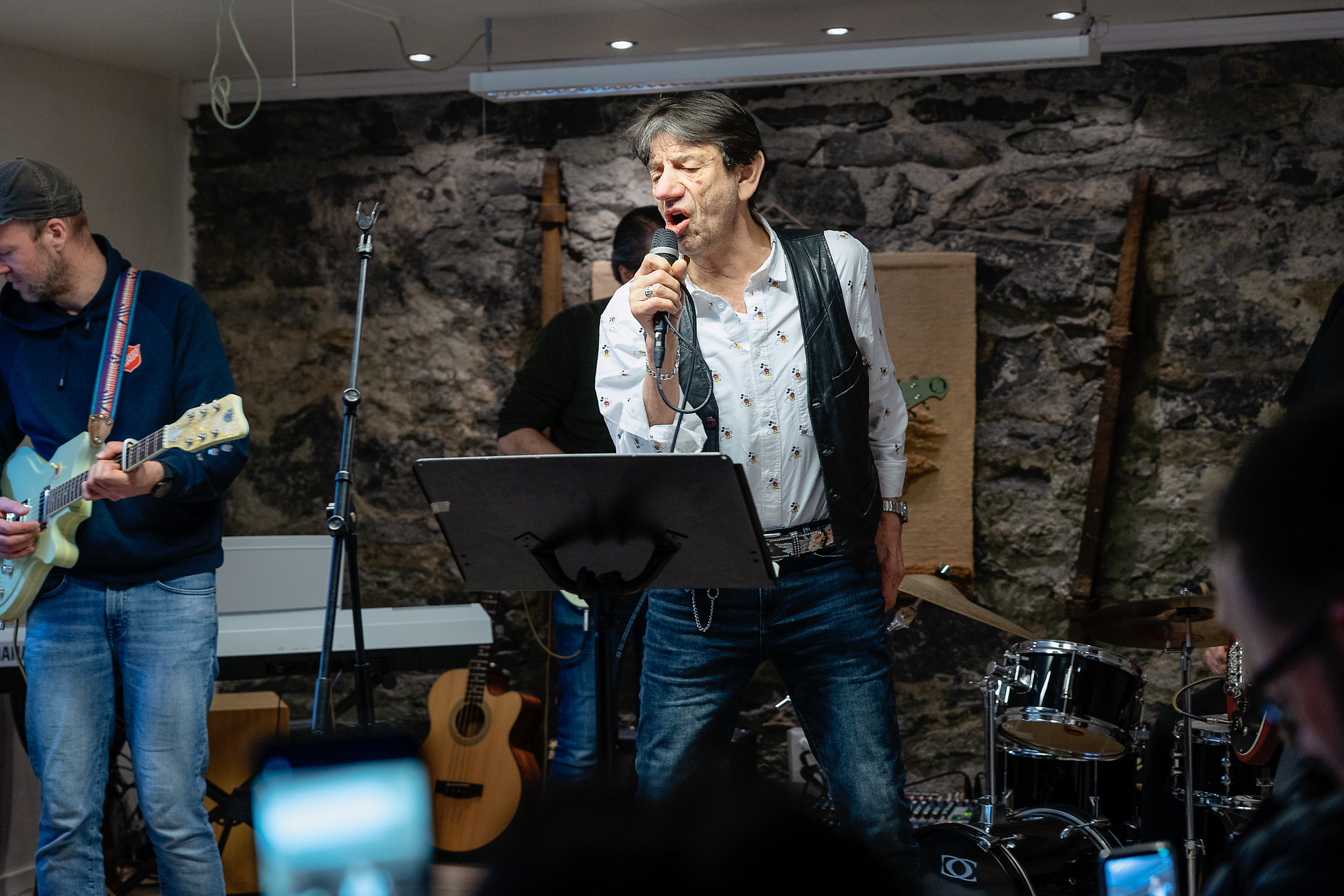 Mannlig vokalist spiller med et band