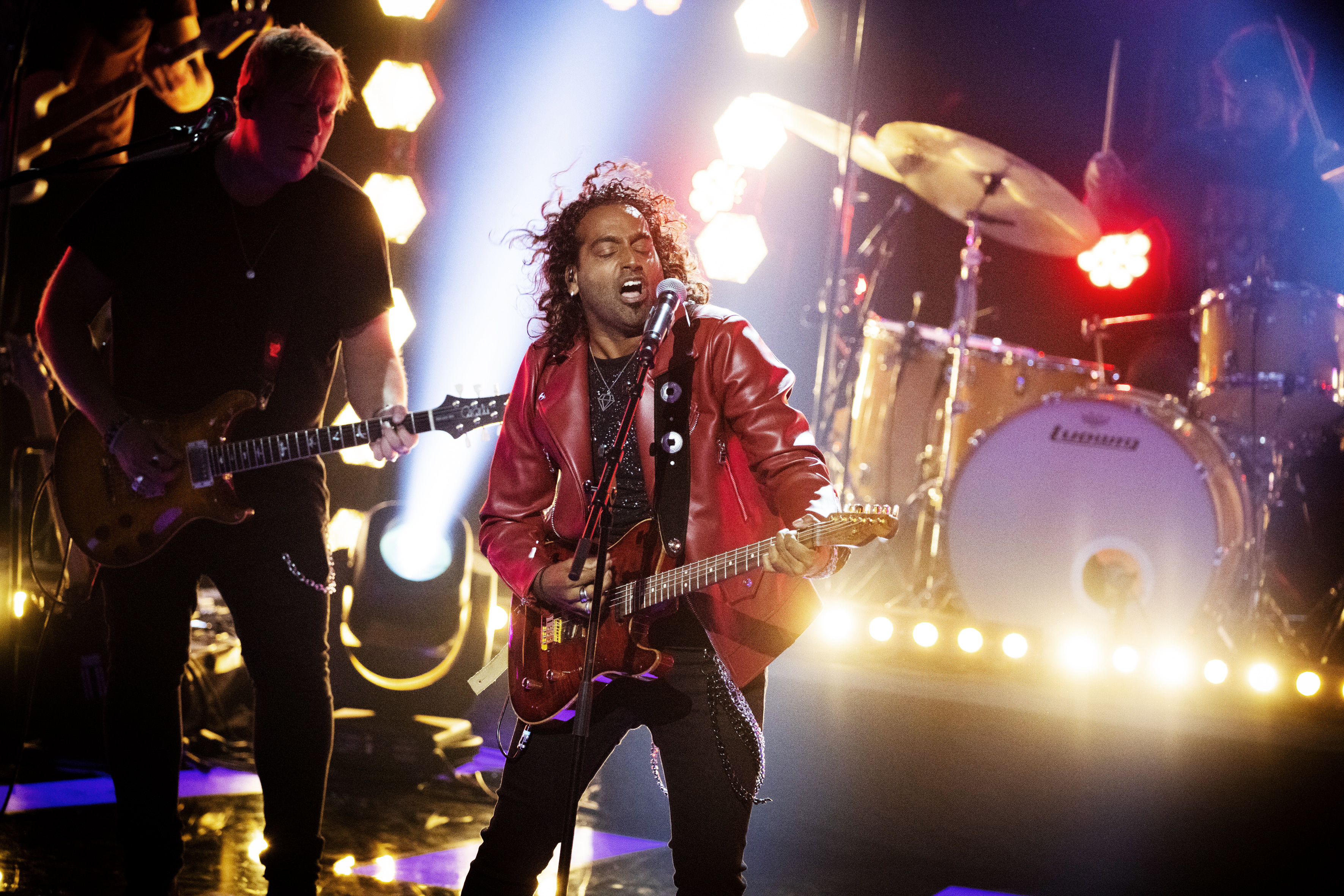 Chand på scenen med fult band fra Stjernekamp på NRK