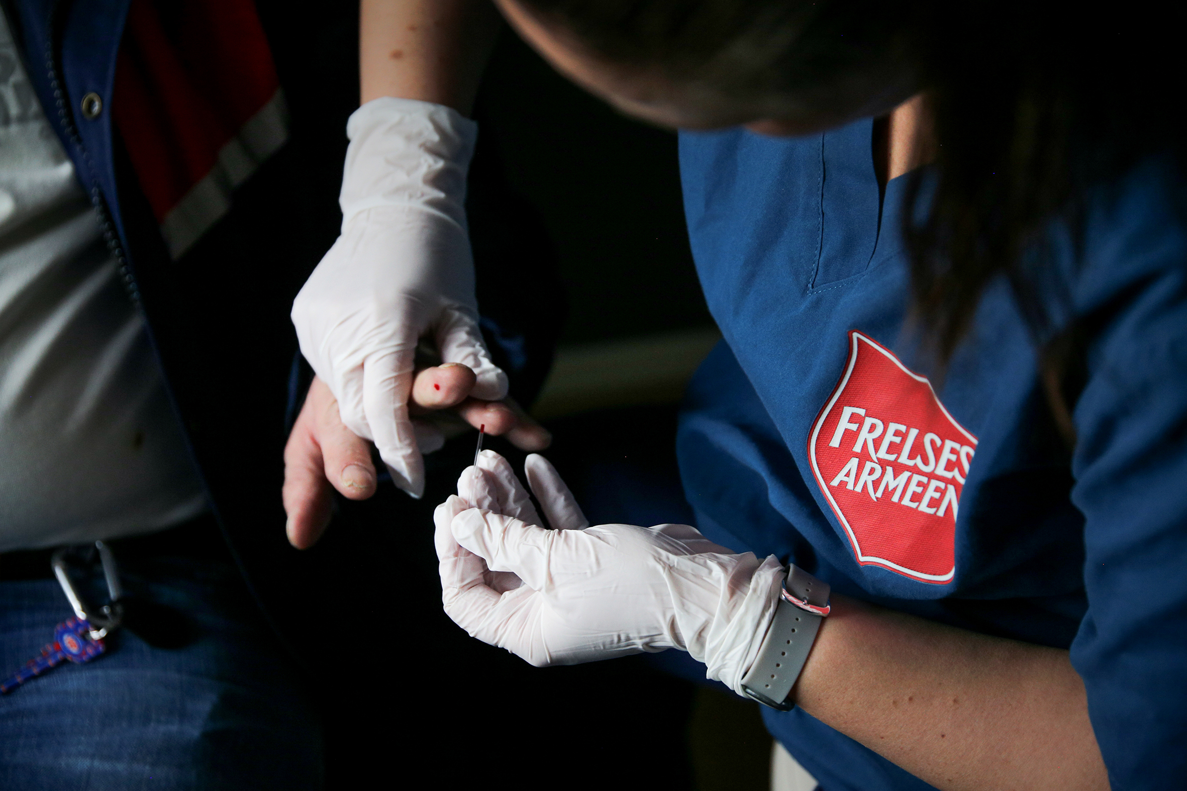 Sykepleier på Feltpleien Grete Ødegård sitter sammen med en besøkende