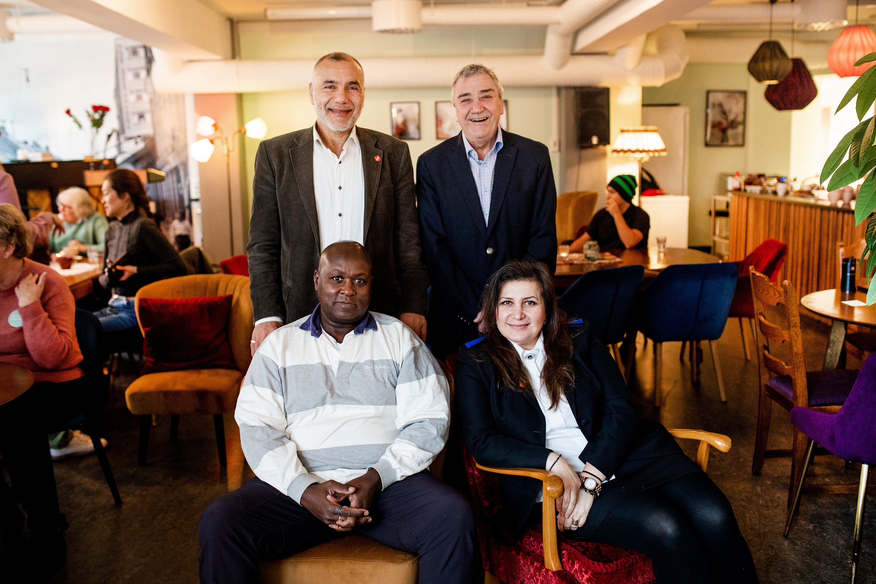 De nye tilhørige og soldaten sammen på Sammen Grønland.