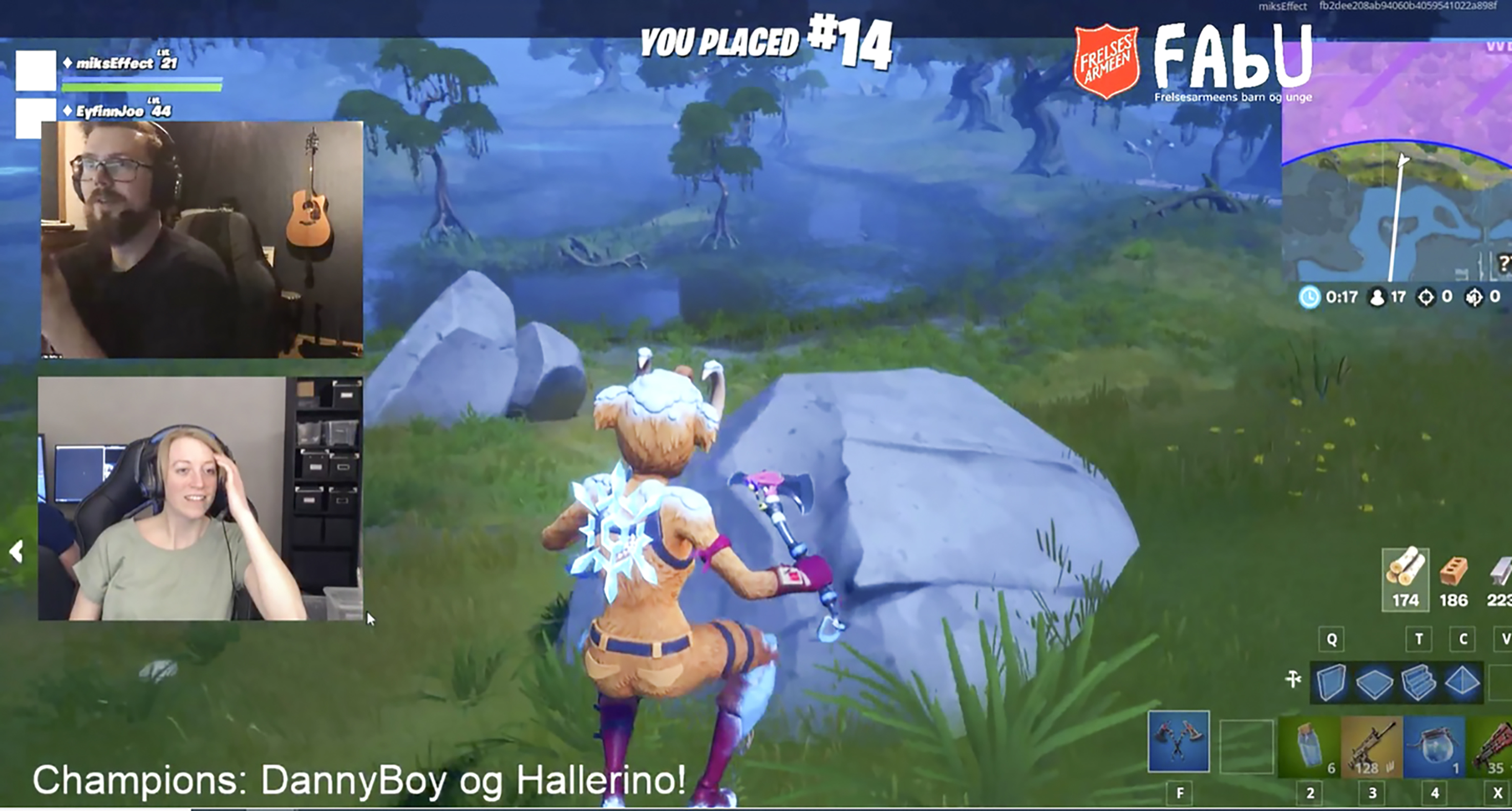 Bildet viser et screenshot av en runde med Fortnite. FabU-lederne er med live via hvert sitt webkamera