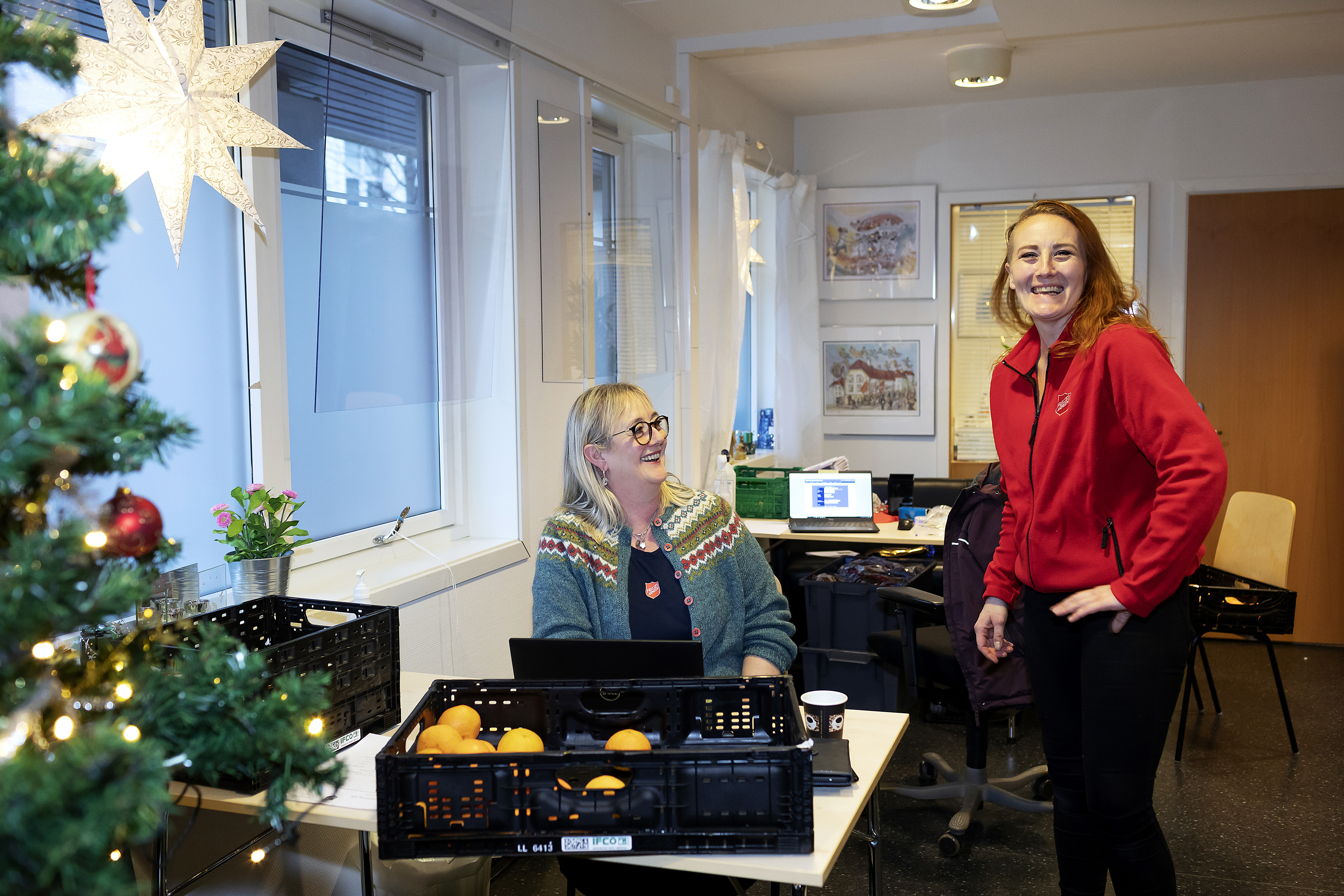 Ruth Eitrheim, leder for Velferdssenteret, og Ann Christin Eitrheim, som er frivillig, forbereder  juleutdelingen på kontoret på velferdssenteret