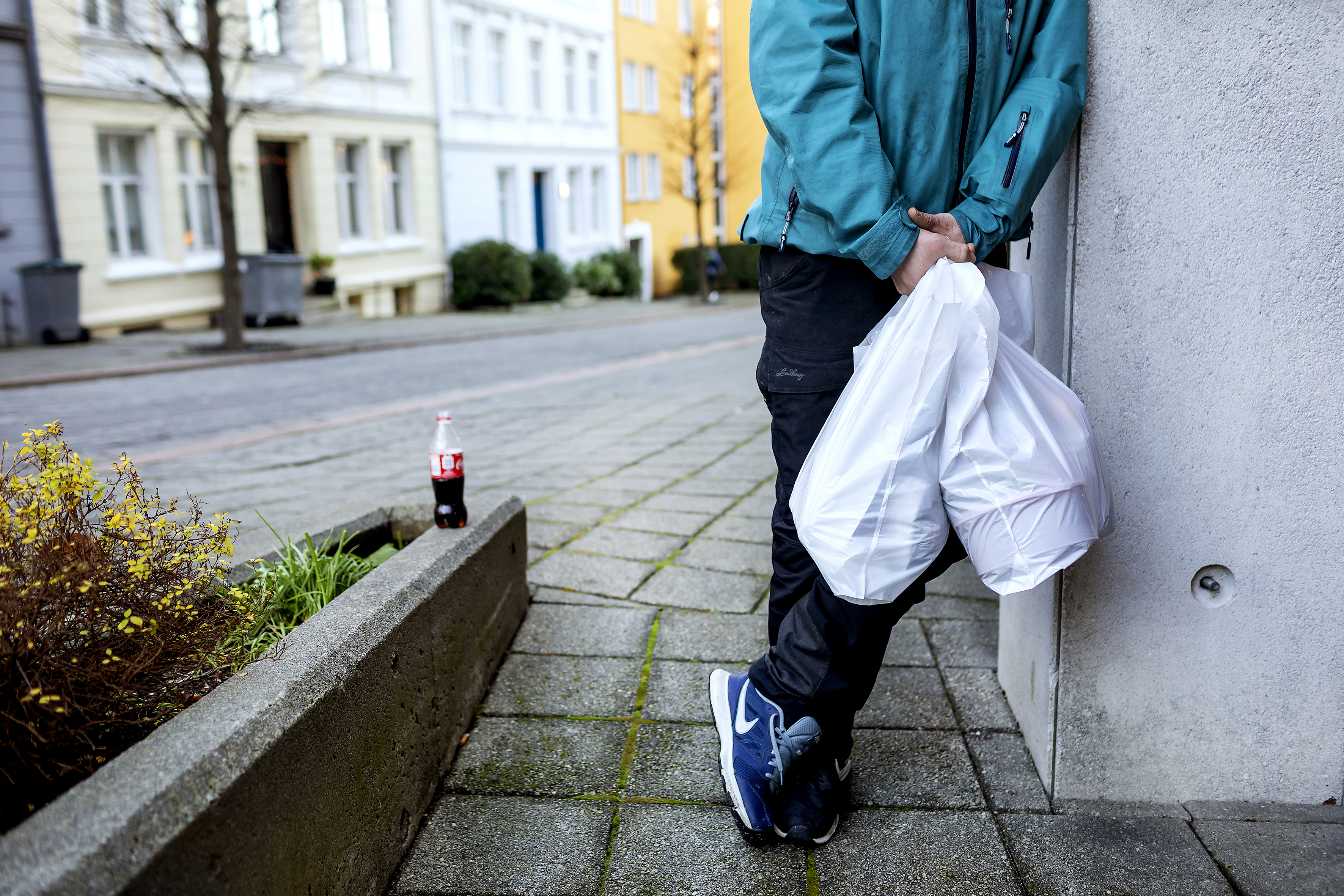 «Ivar» som er rusavhengig, har fått sin pose med mat. Han står med ryggen til