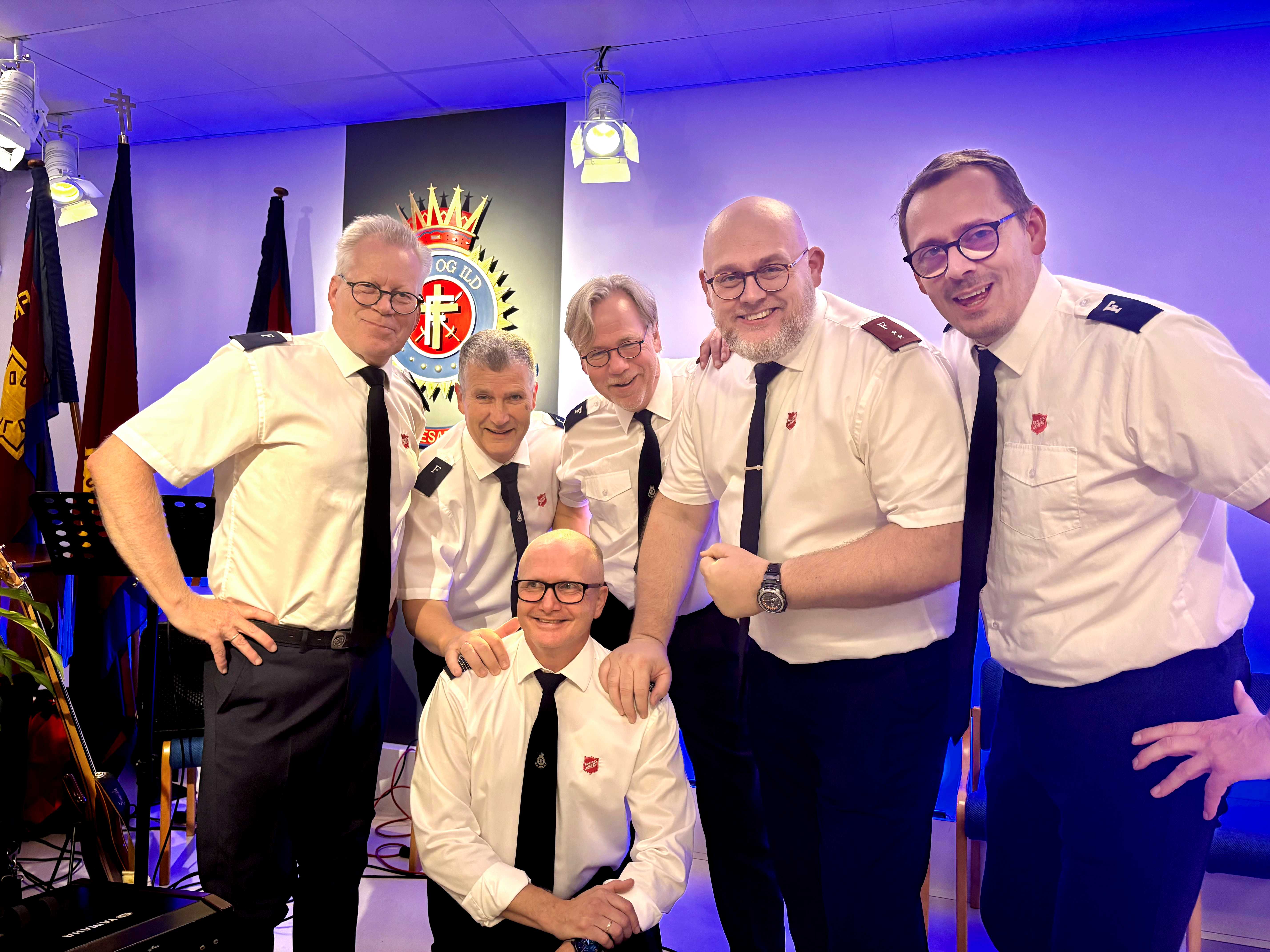 De seks medlemmene i Frelsesarmeens uniform