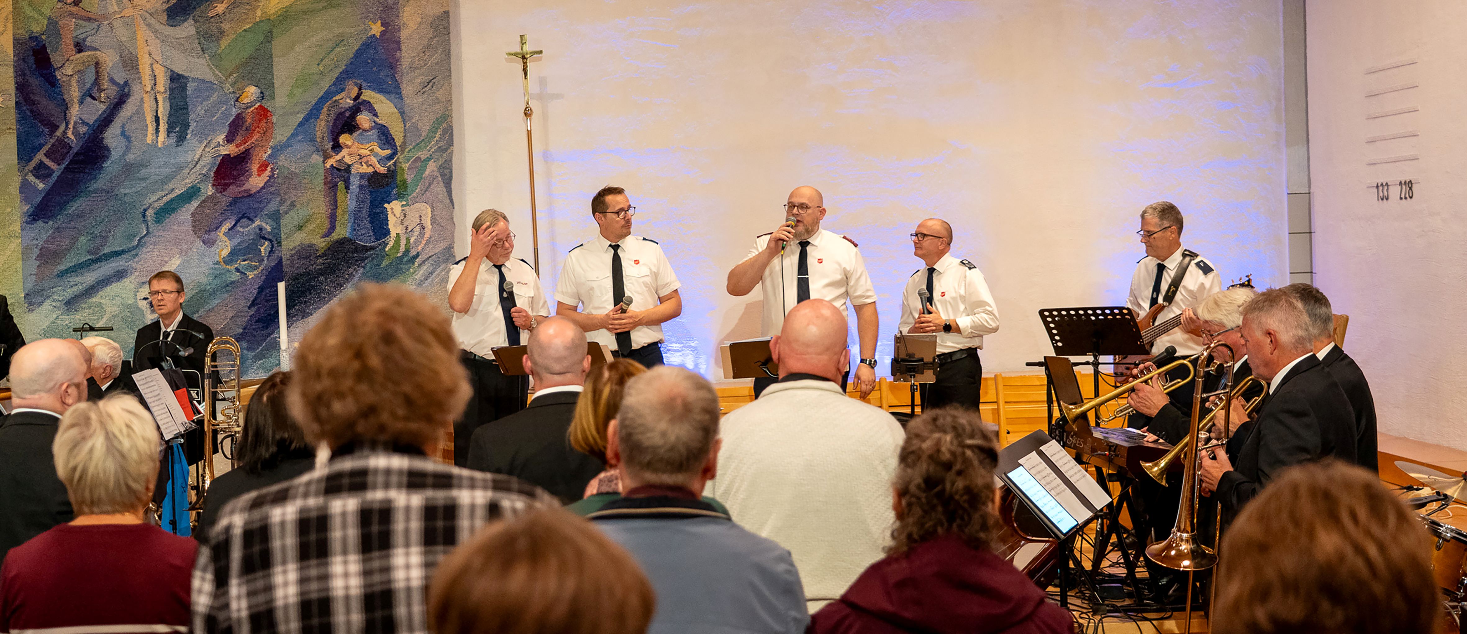 Gruppen syngende på konsert i Spania