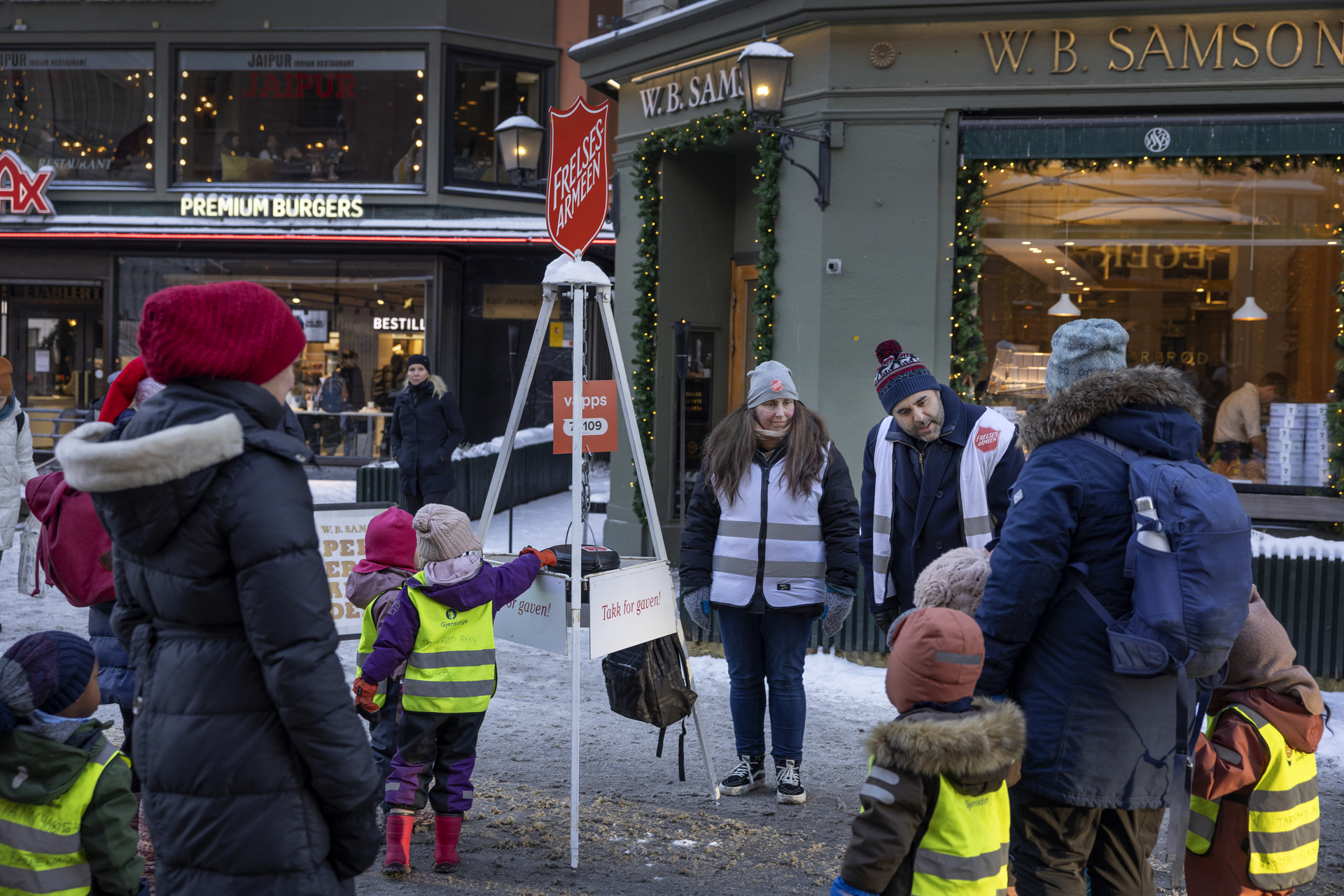 Masud Gharahkhani, stortingspresidenten, står julegrytevakt på Egertorget. Vi ser mange barnehagebarn rundt gryta som har kommet for å gi.