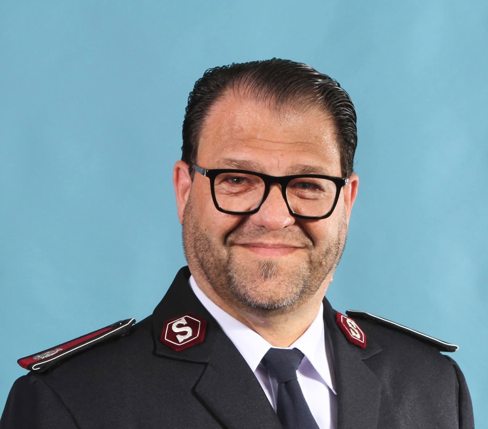 Porttrettbilder av henholdsvis Patti og Garth i frelsesarmeens uniform